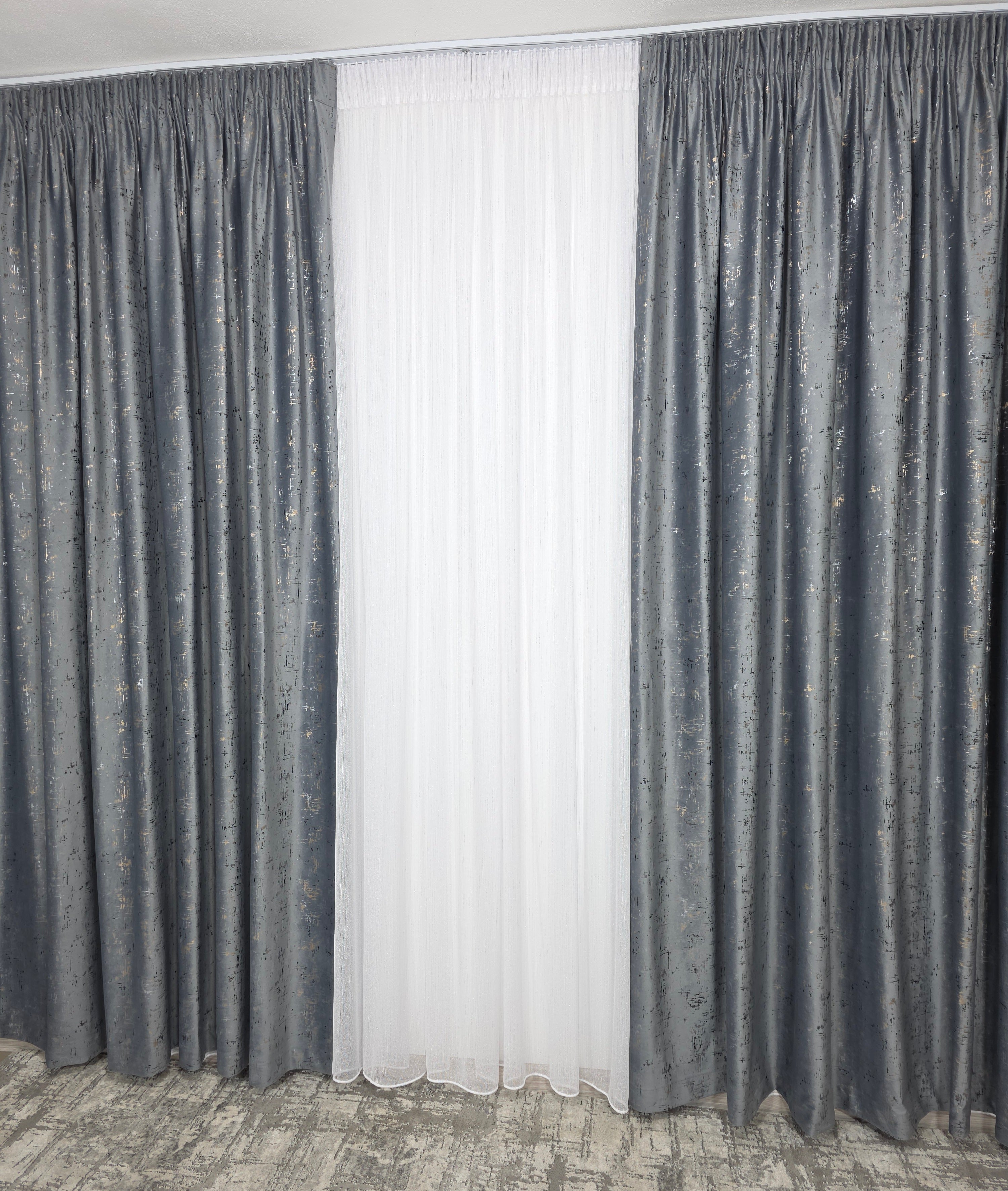 Colectia Pandantiv: Perdea Alba Din Borangic Cu Sidef Argintiu Si Draperie Din Catifea Gri Inchis Cu Insertii