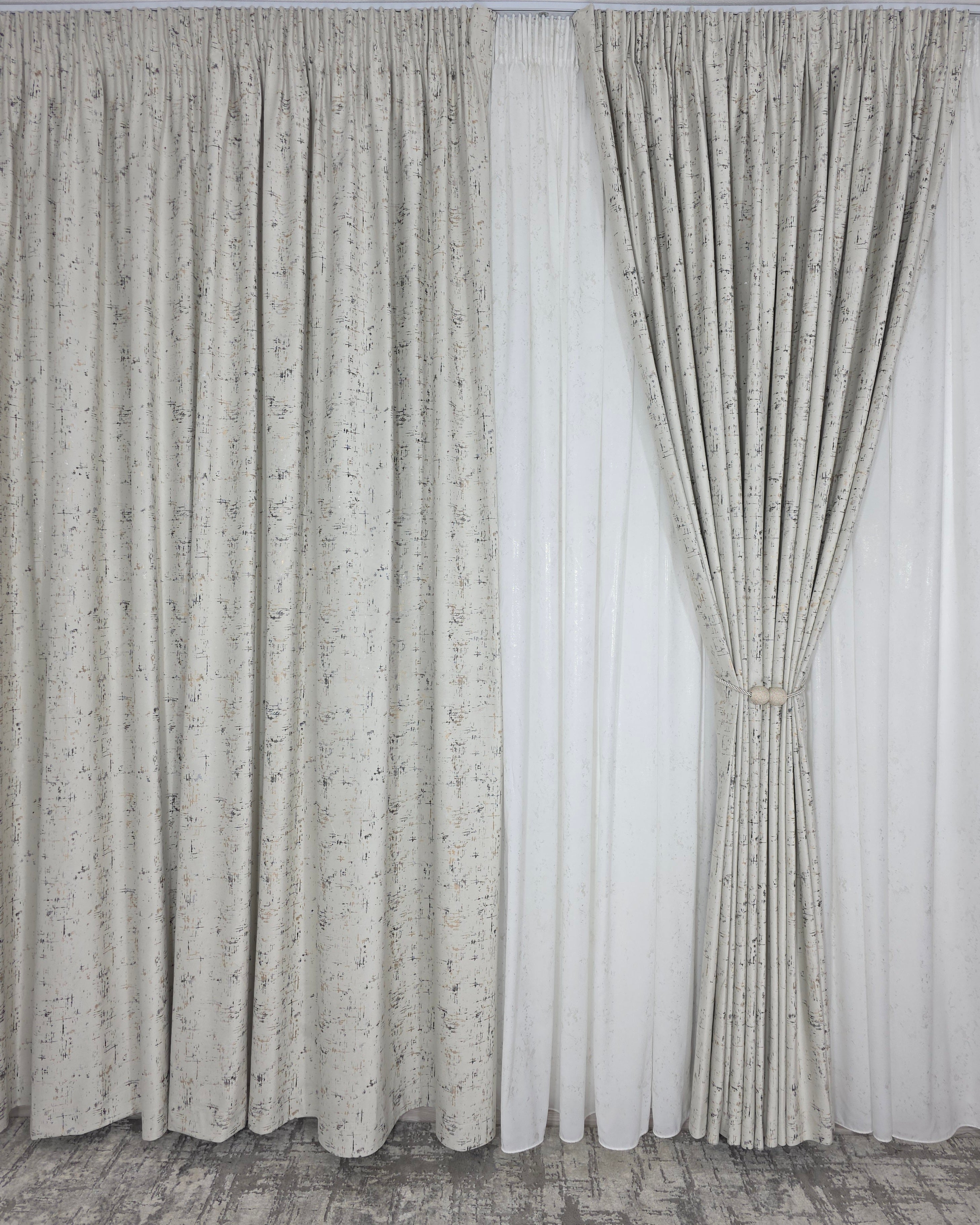 Colectia Royal: Perdea Alba Din Matase Cu Insertii Aurii Varianta 2 Si Draperie Catifea Crem Cu Insertii