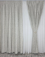 Colectia Royal: Perdea Alba Din Matase Cu Insertii Aurii Varianta 2 Si Draperie Catifea Crem Cu Insertii