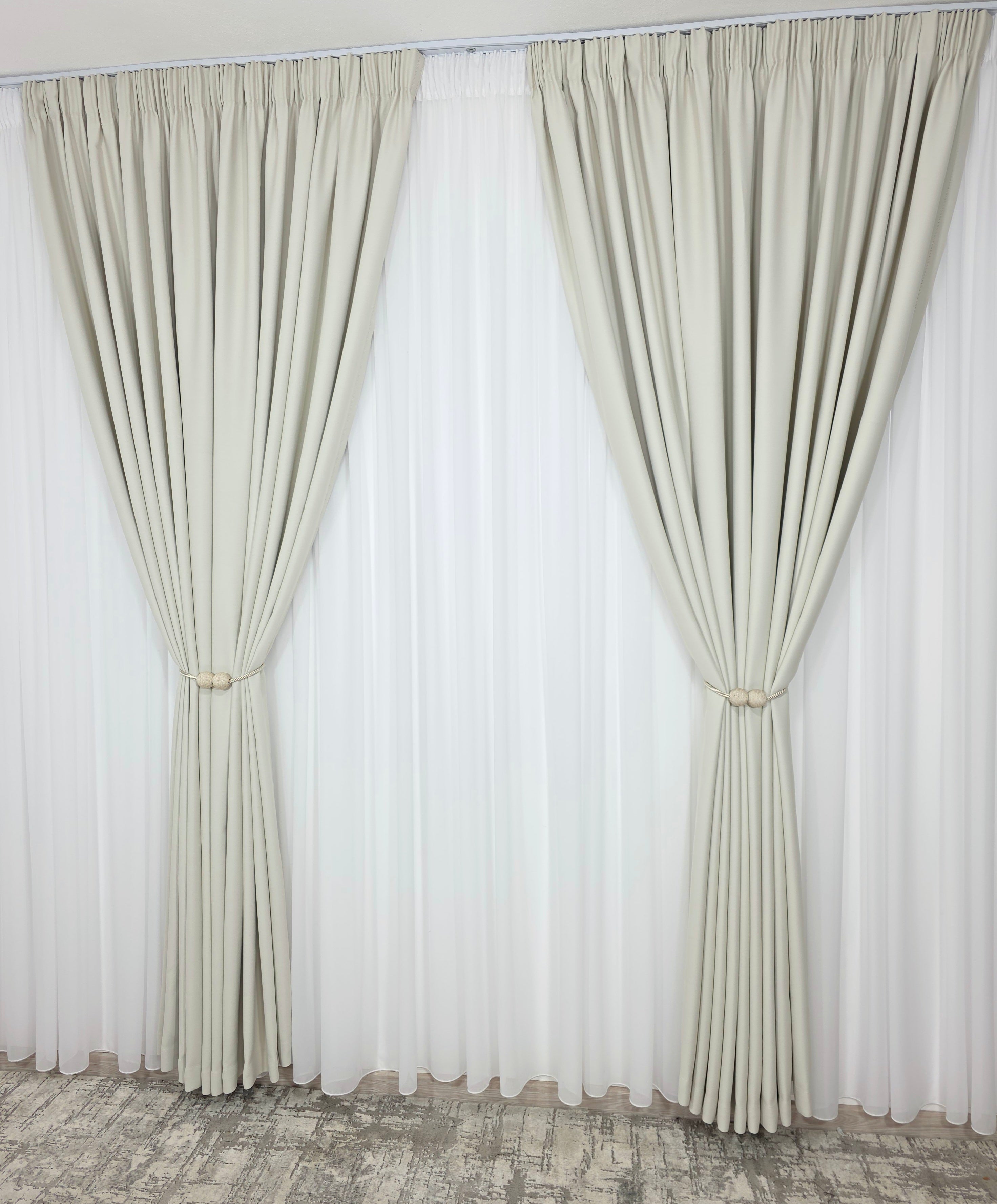 Colectia Blackout: Perdea Matase Alba Si Draperie Ivoire Blackout 80%