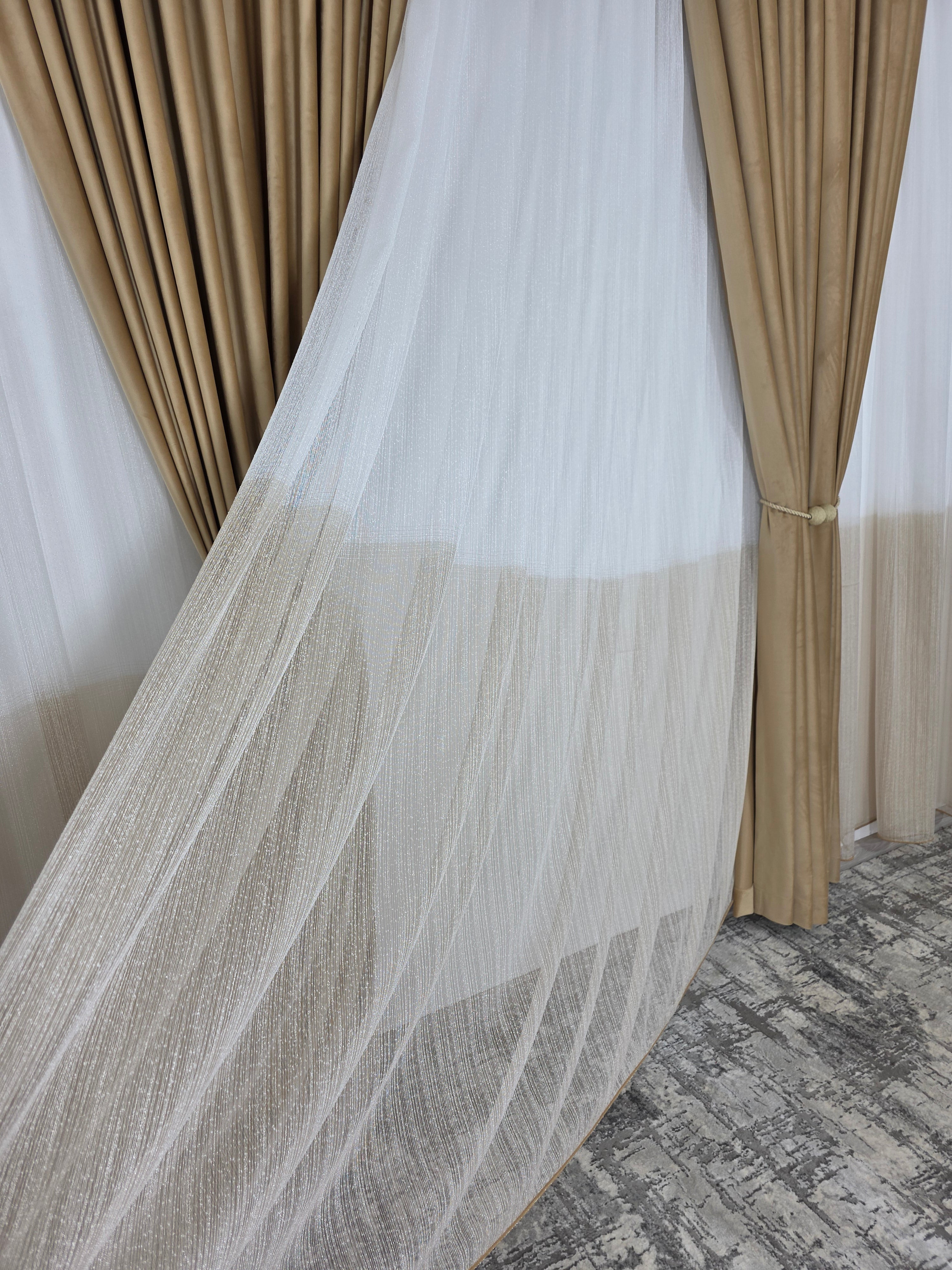 Set Marigold: perdea in doua culori alb-capucino tip borangic si draperie catifea crem-miere