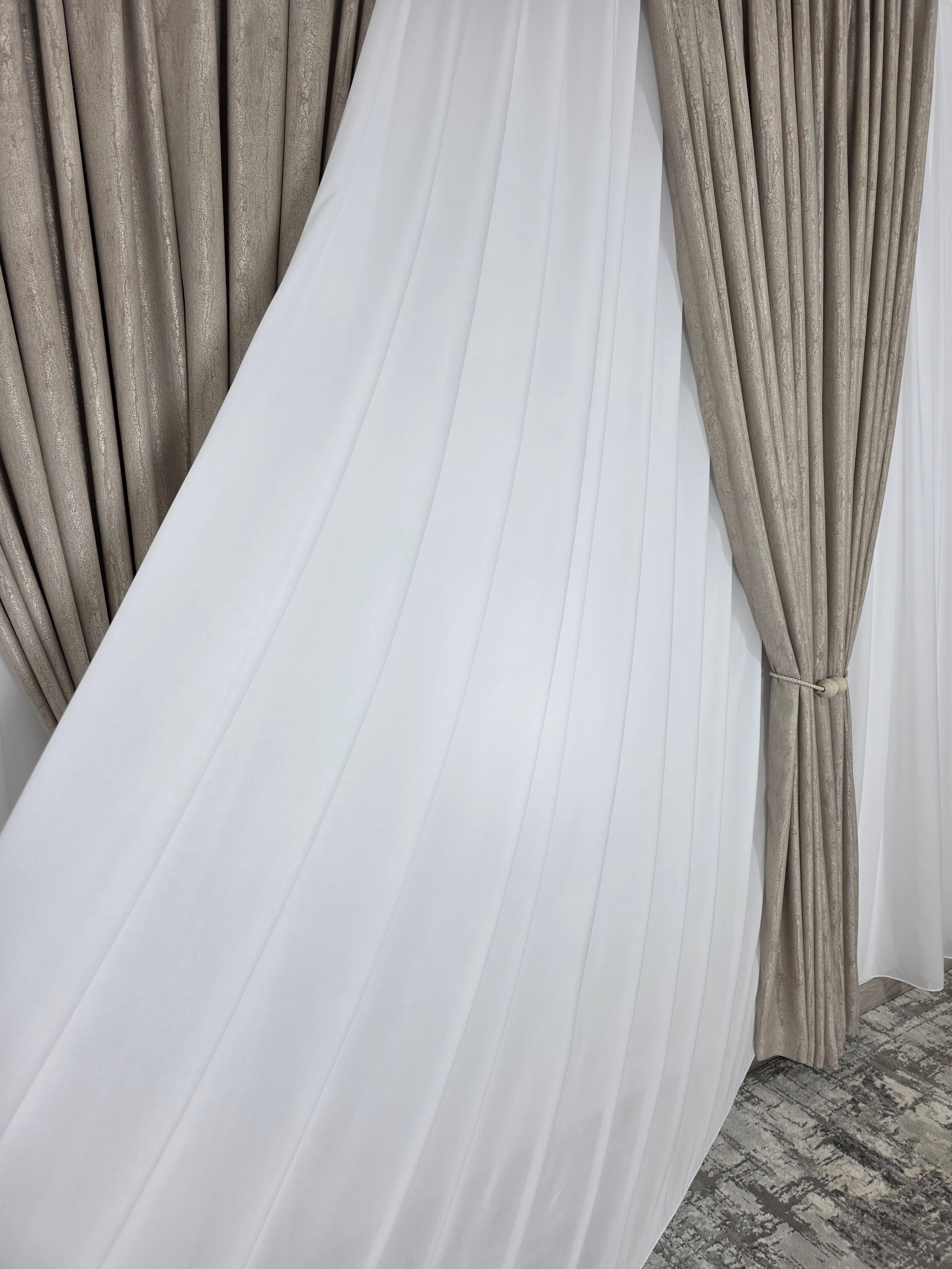 Colectia Lucy: perdea alba simpla voal si draperie bej cu model de vopsea decorativa