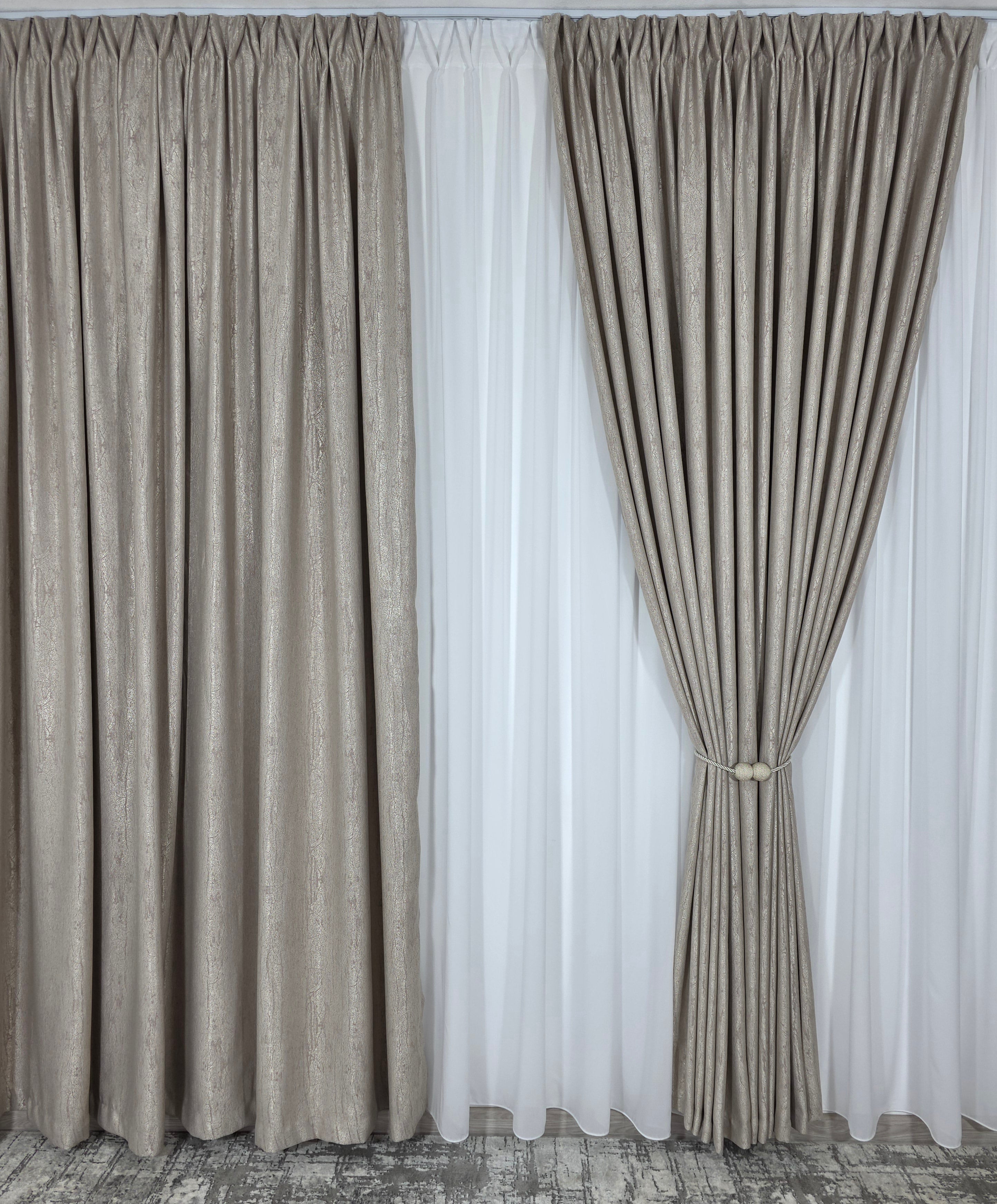 Colectia Lucy: perdea alba simpla voal si draperie bej cu model de vopsea decorativa