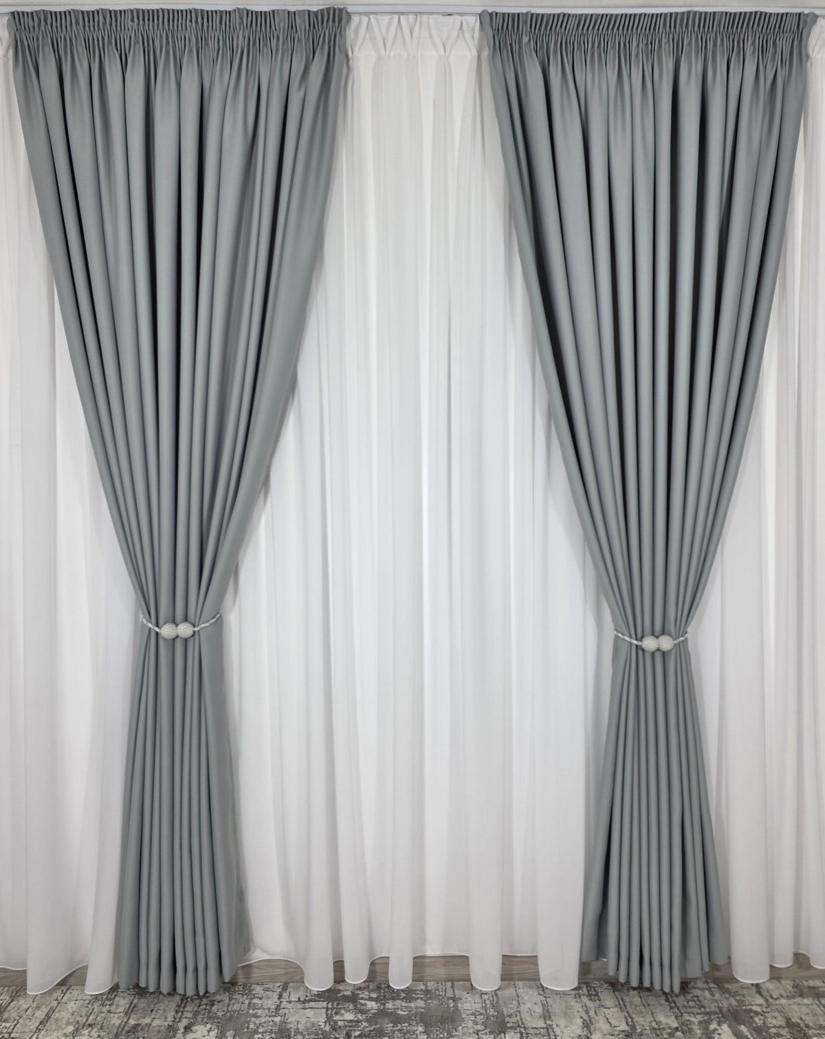 Colectia Blackout: Perdea Matase Alba Si Draperie Gri Cenusiu Blackout 80%