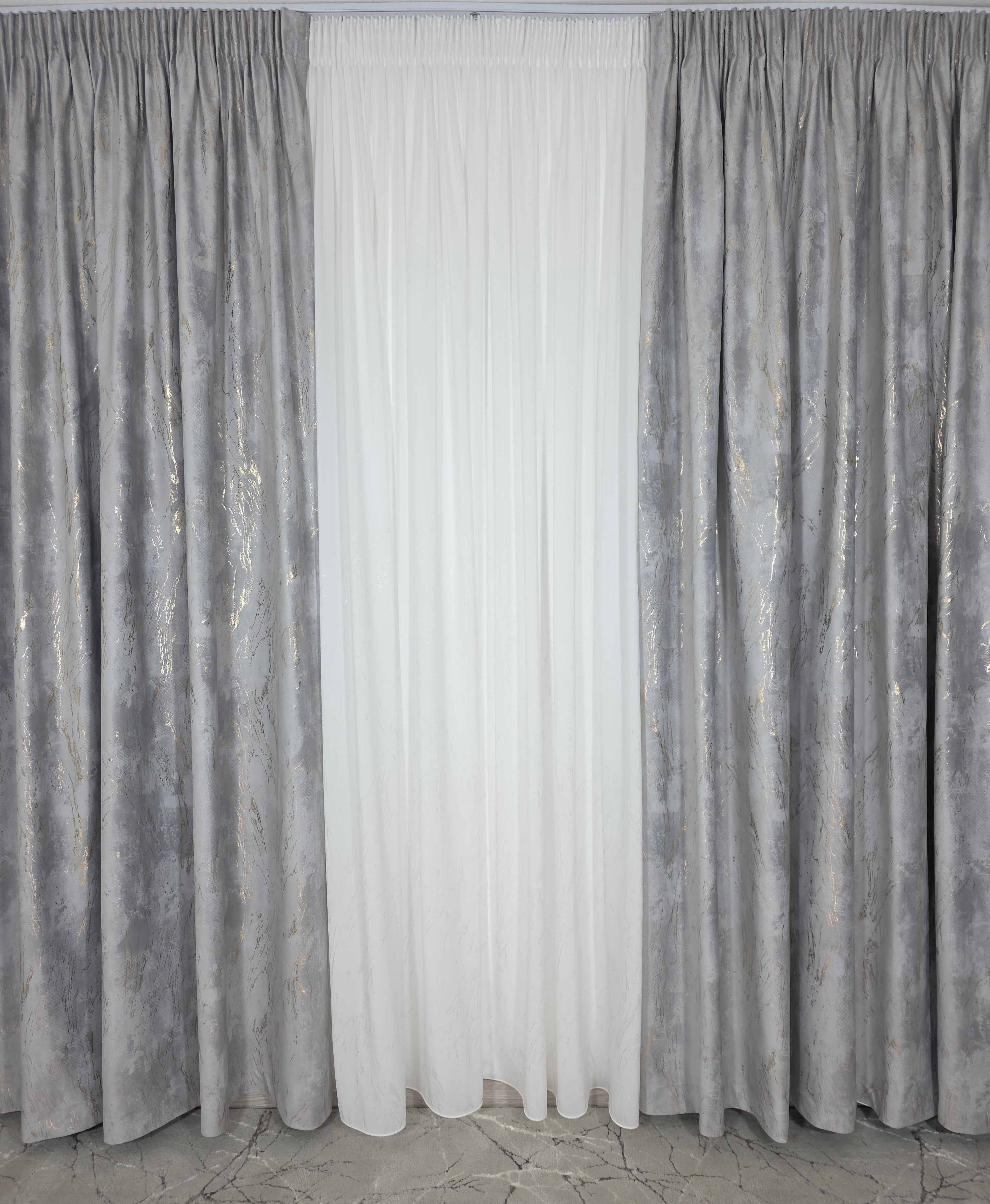 Colectia Venetia: perdea din matase cu insertii aurii varianta 3 si draperie din catifea cu insertii aurii - Gri deschis