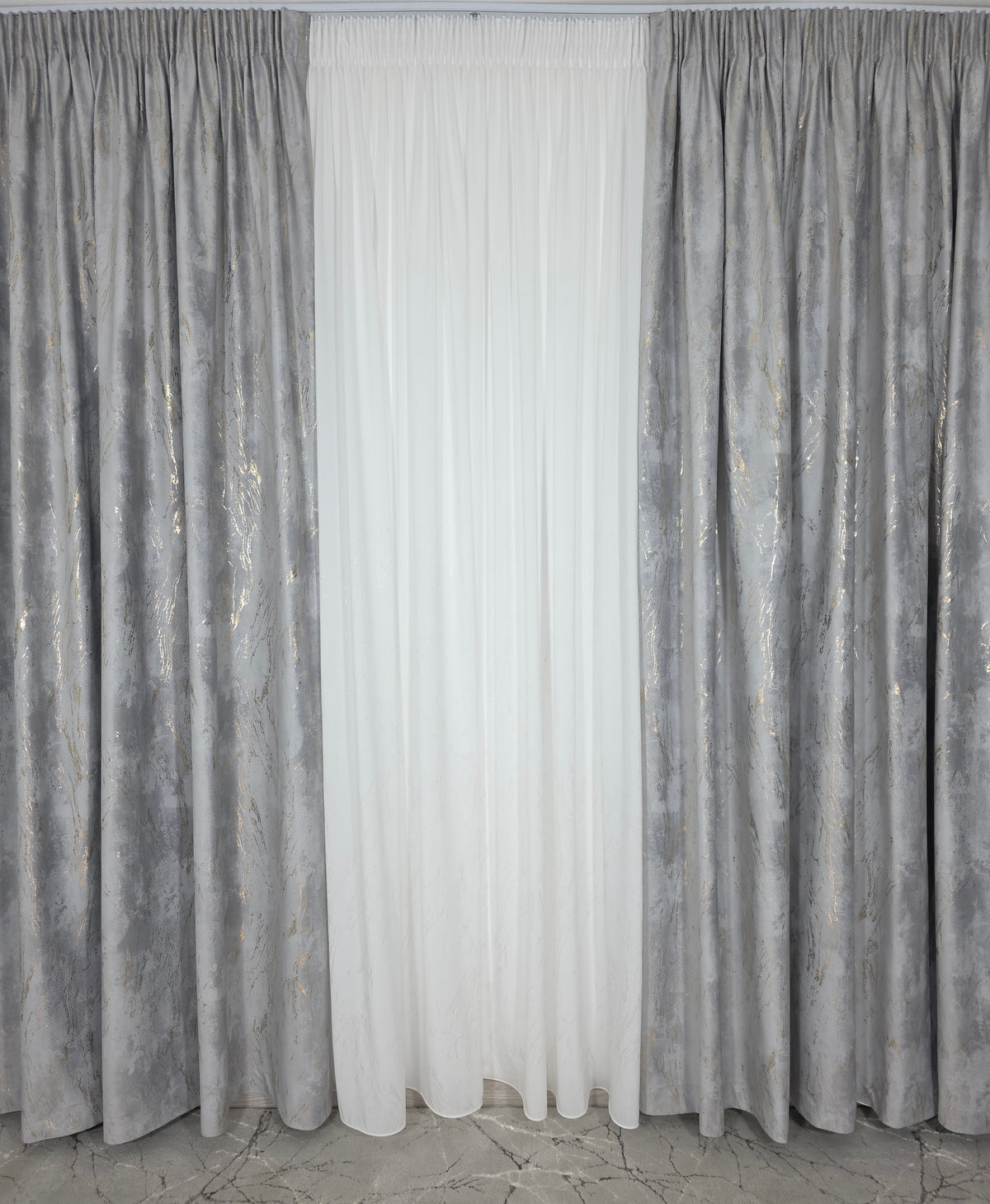 Set Mondi: Perdea Voal Premium și Draperie Catifea Gri Deschis cu Inserții Aurii Blackout 90% – Ideal pentru Livinguri cu Canapele Crem, Gri sau Bej și Mobilier Alb sau Lemn Natur