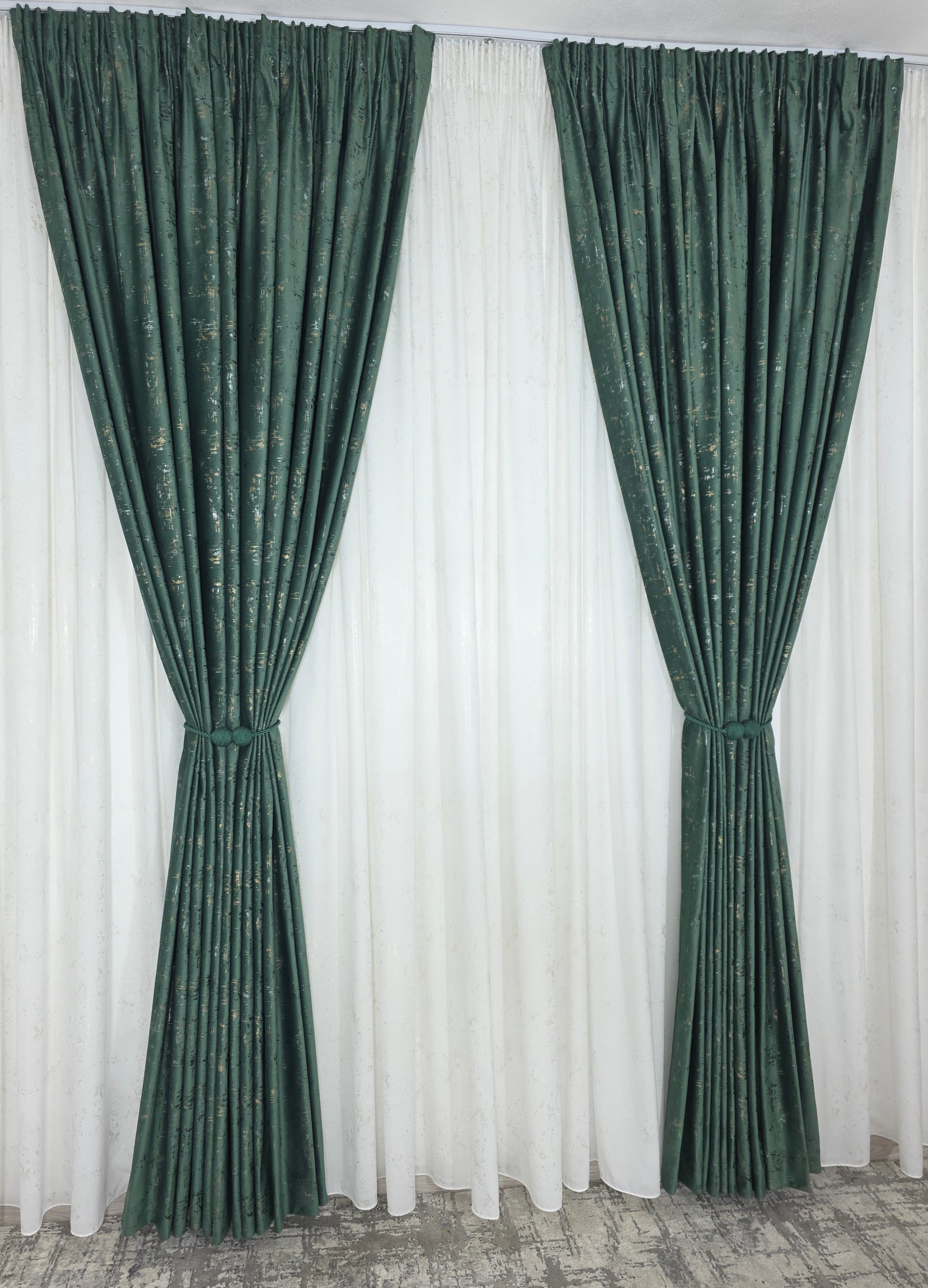 Colectia Royal: Perdea Alba Din Matase Cu Insertii Aurii Varianta 2 Si Draperie Catifea Verde Smarald Cu Insertii