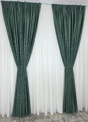 Colectia Royal: Perdea Alba Din Matase Cu Insertii Aurii Varianta 2 Si Draperie Catifea Verde Smarald Cu Insertii