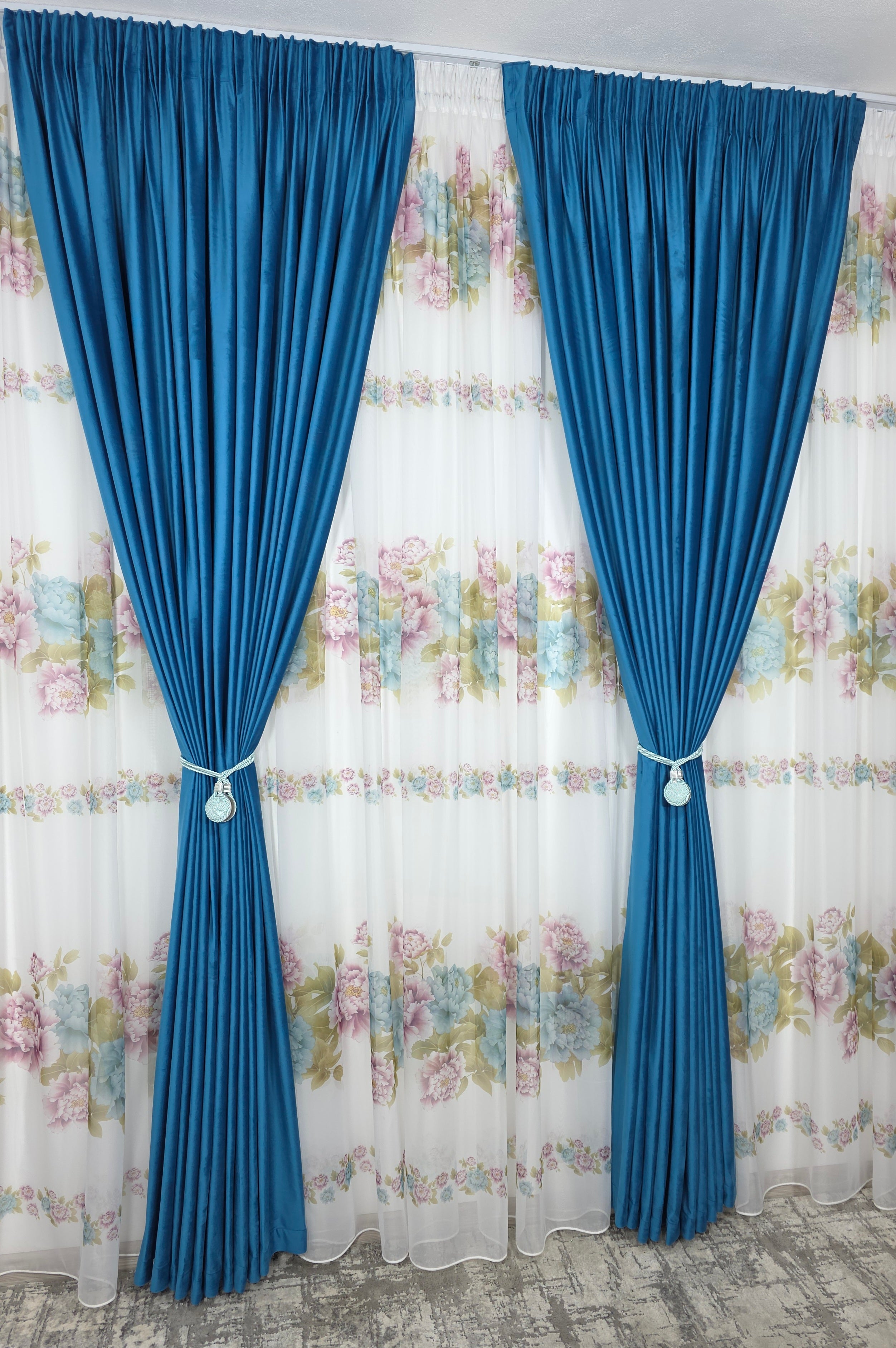 Set Grădină în Azur: Perdea Din Voal Cu Model Floral Si Draperie Catifea Turcoaz