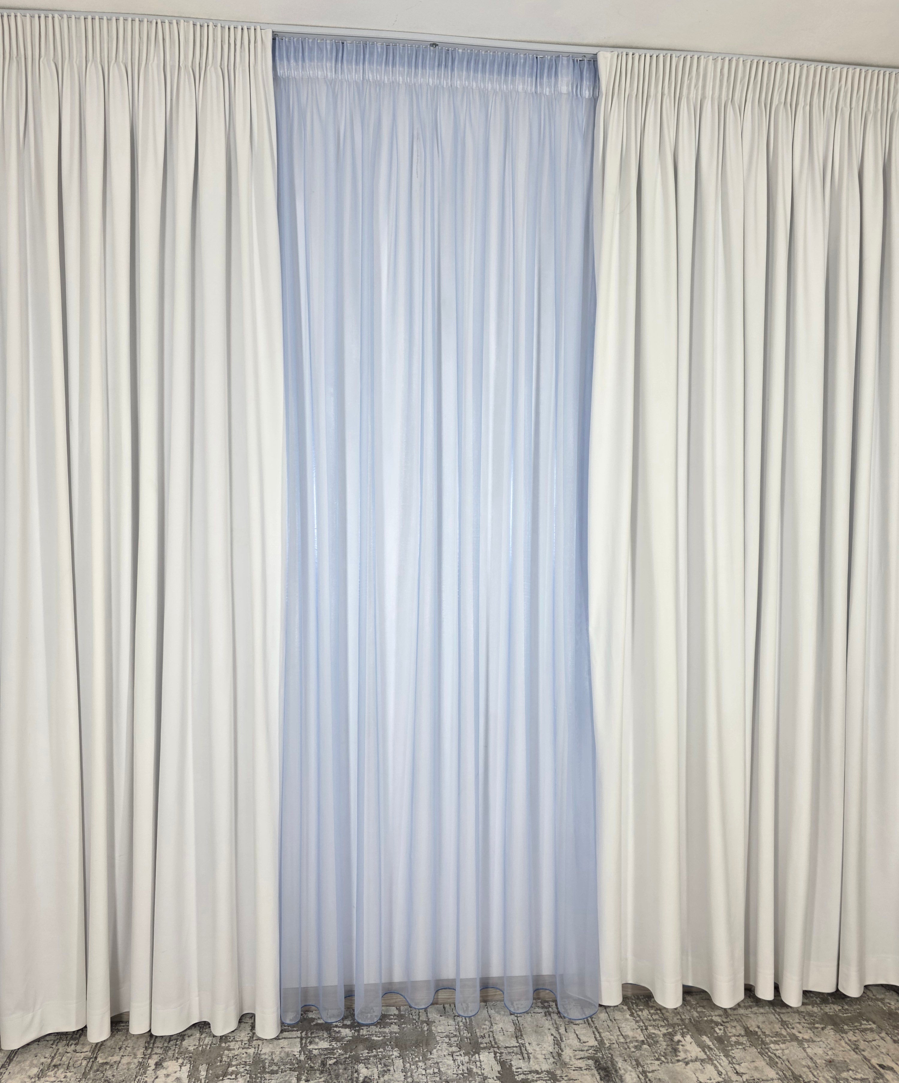 Set Elsa: perdea voal mov lavanda cu sidef si draperie catifea alba