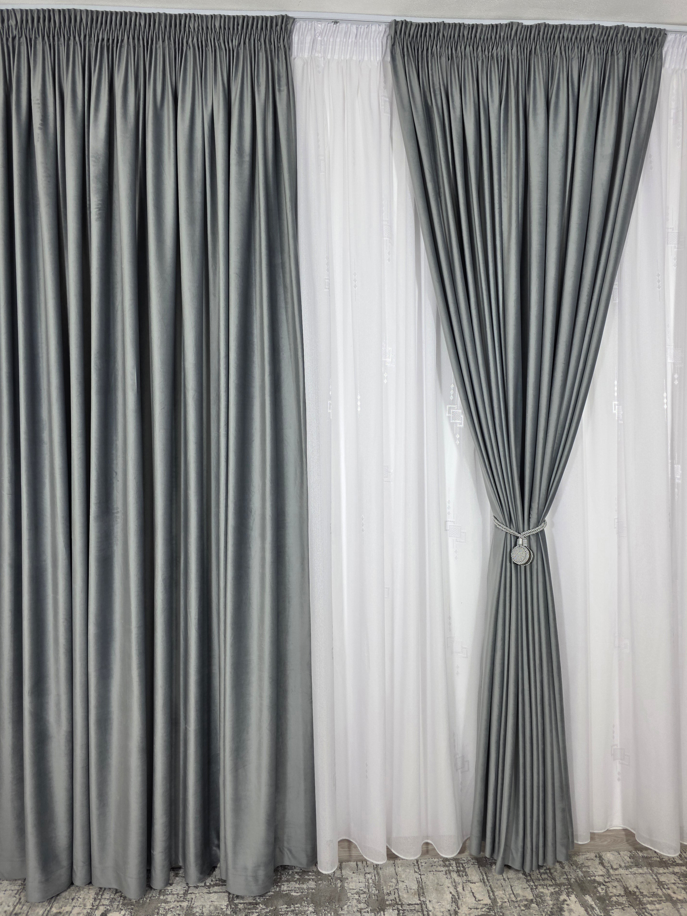 Set Mirabela: perdea alba din in cristal cu forme geometrice si draperie catifea gri deschis