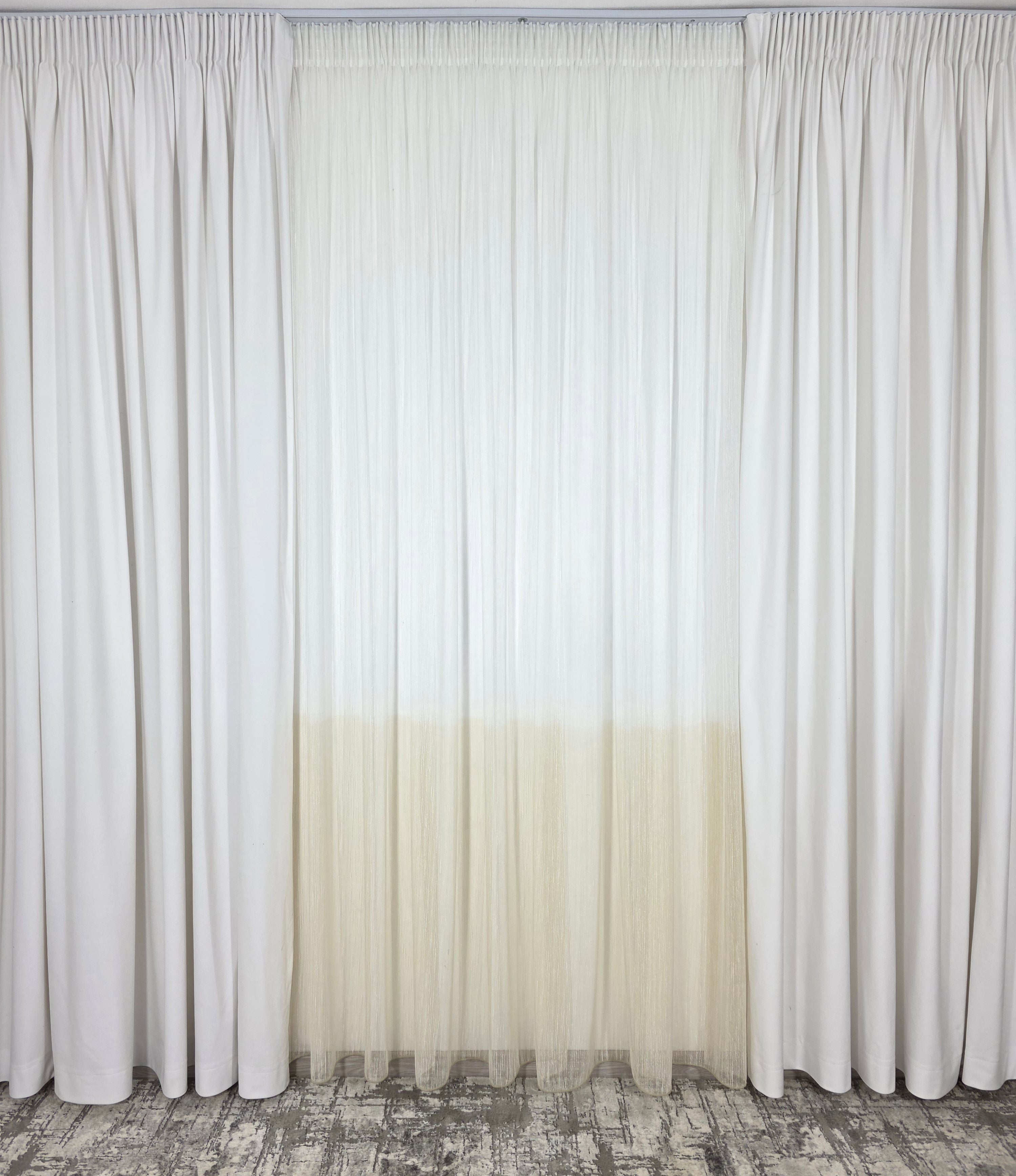 Set Dove: perdea in doua culori alb-crem tip borangic si draperie catifea alba