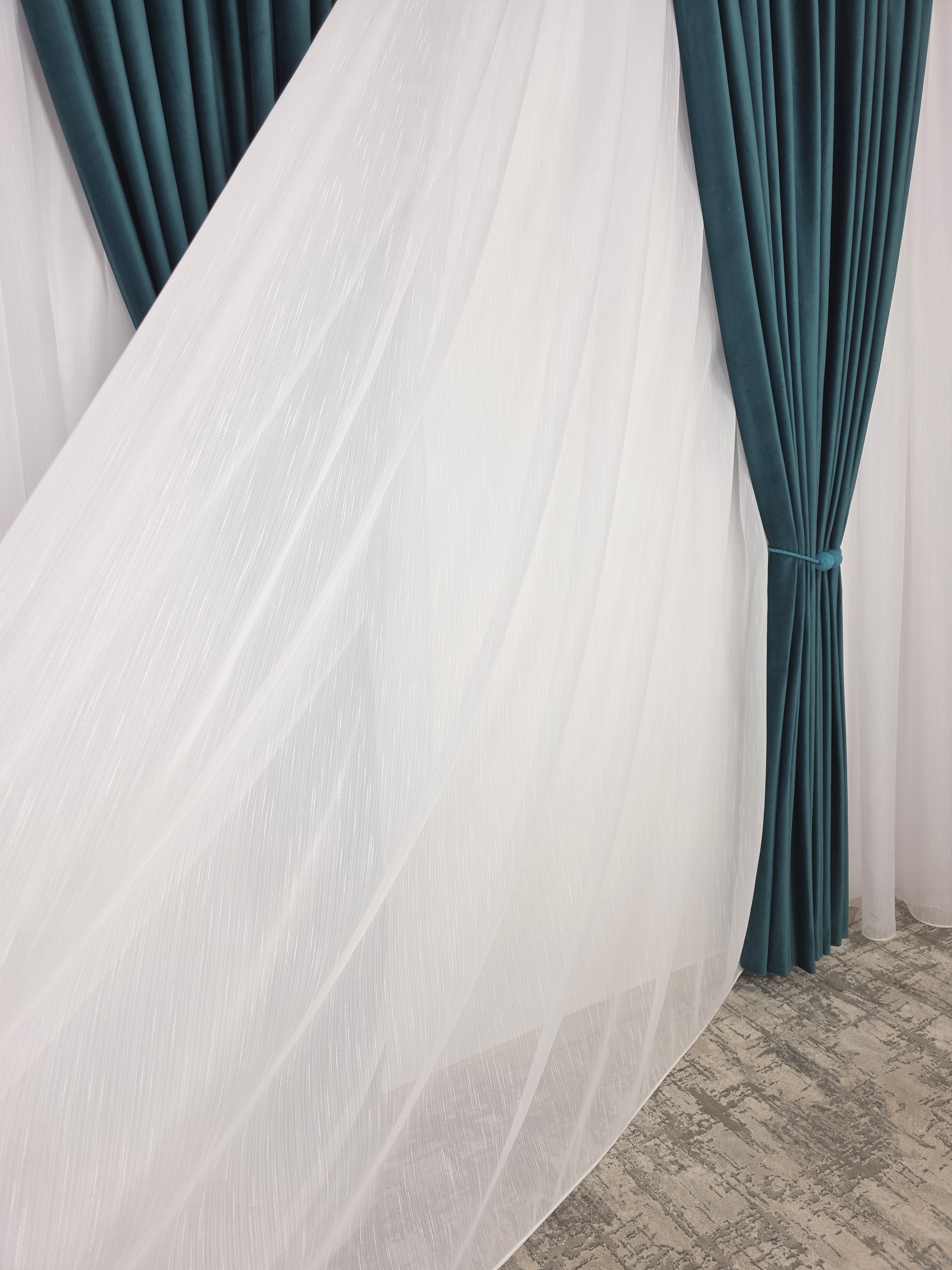 Set Cornelia: Perdea Sable Alba plina ca textura Si Draperie Catifea Verde-Turcoaz