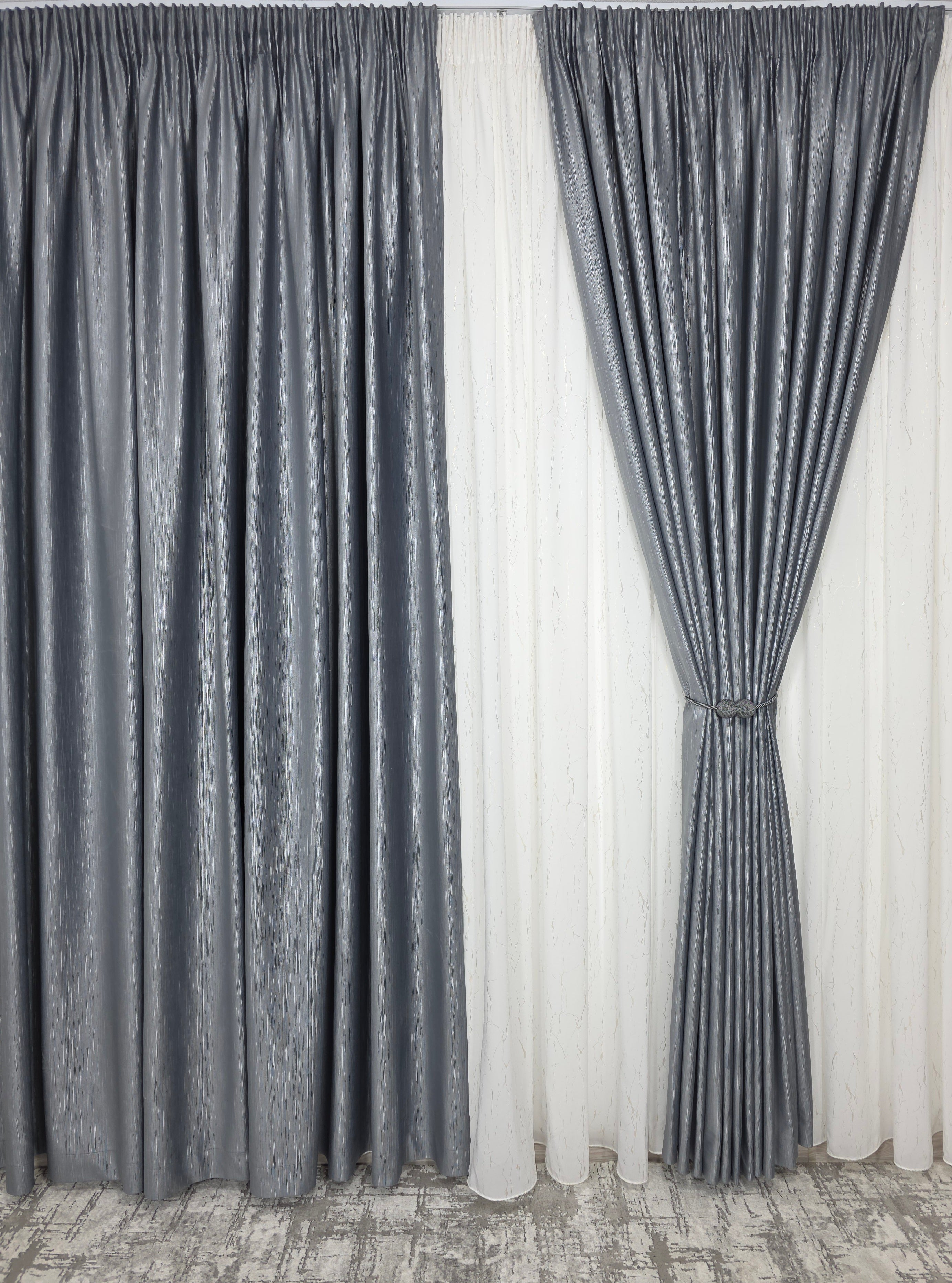 Colectia Valencia: Perdea Alba Din Matase Cu Insertii Aurii Varianta 1 Si Draperie Rolex Catifea Gri Cu Sclipici Auriu