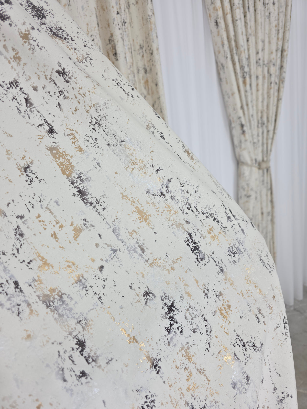 Colectia Elegance: Perdea Voal Premium Si Draperie Catifea Bej Cu Insertii model Golden