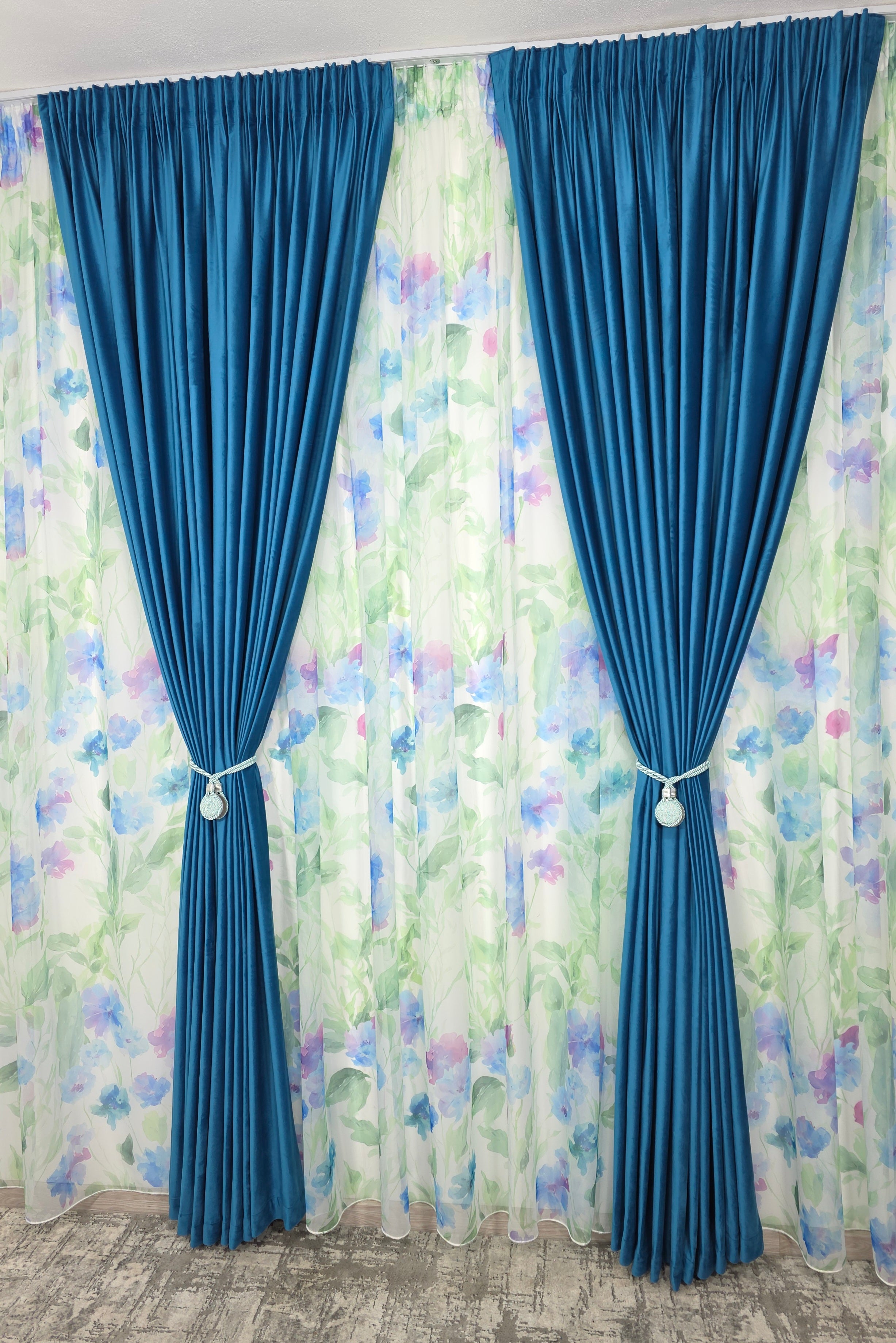 Set Val de Azur: Perdea Din Voal Cu Model Floral Si Draperie Catifea Turcoaz