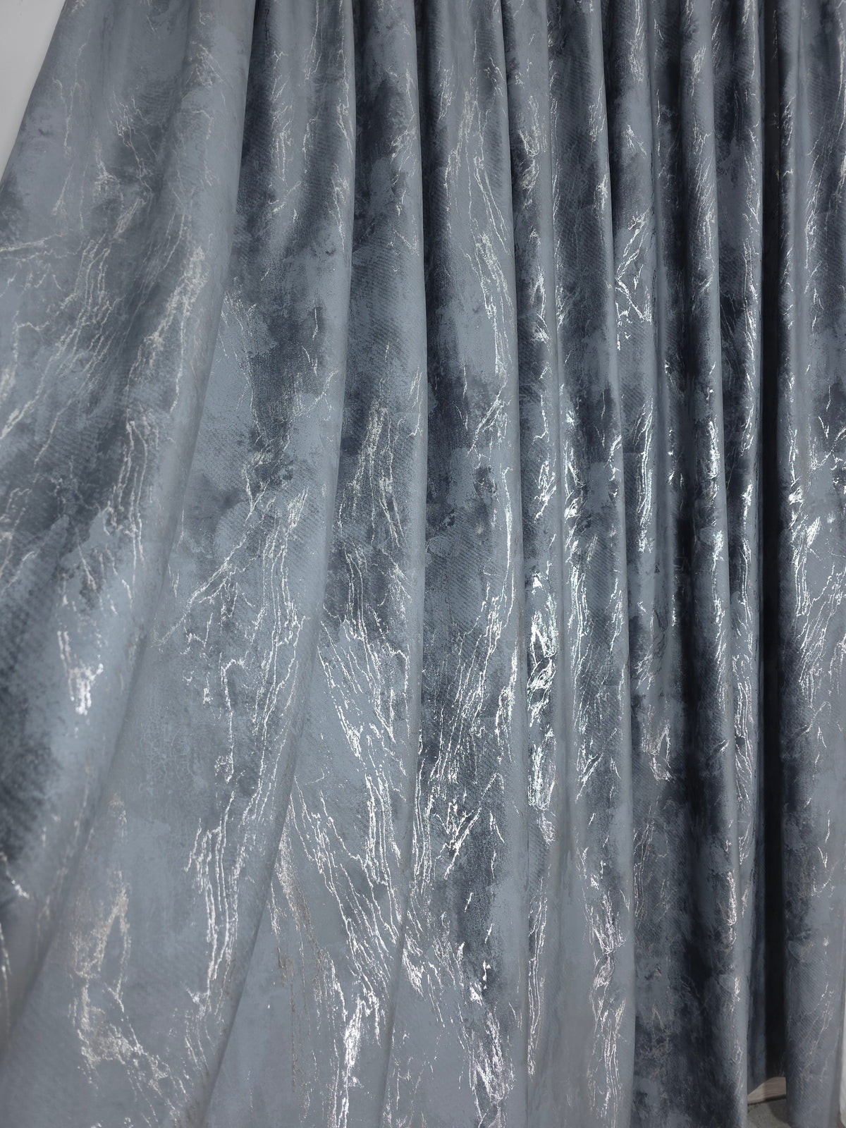 Colectia Milano – Perdea din Matase cu Insertii Argintii Varianta 3 si Draperie Catifea Gri Inchis cu Insertii Argintii – Ideal pentru Livinguri Moderne cu Canapele Gri, Mobilier Alb si Accente Argintii – Confectionat pe Comanda