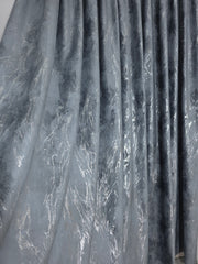 Set Roxana perdea alba si draperie din catifea gri inchis cu insertii argintii  perfecta pentru living si dormitoare moderne in culori de gri,albe sau crem