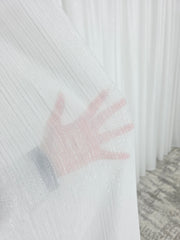 Perdea Frank albă cu sidef argintiu in model vertical, material plin ca textura
