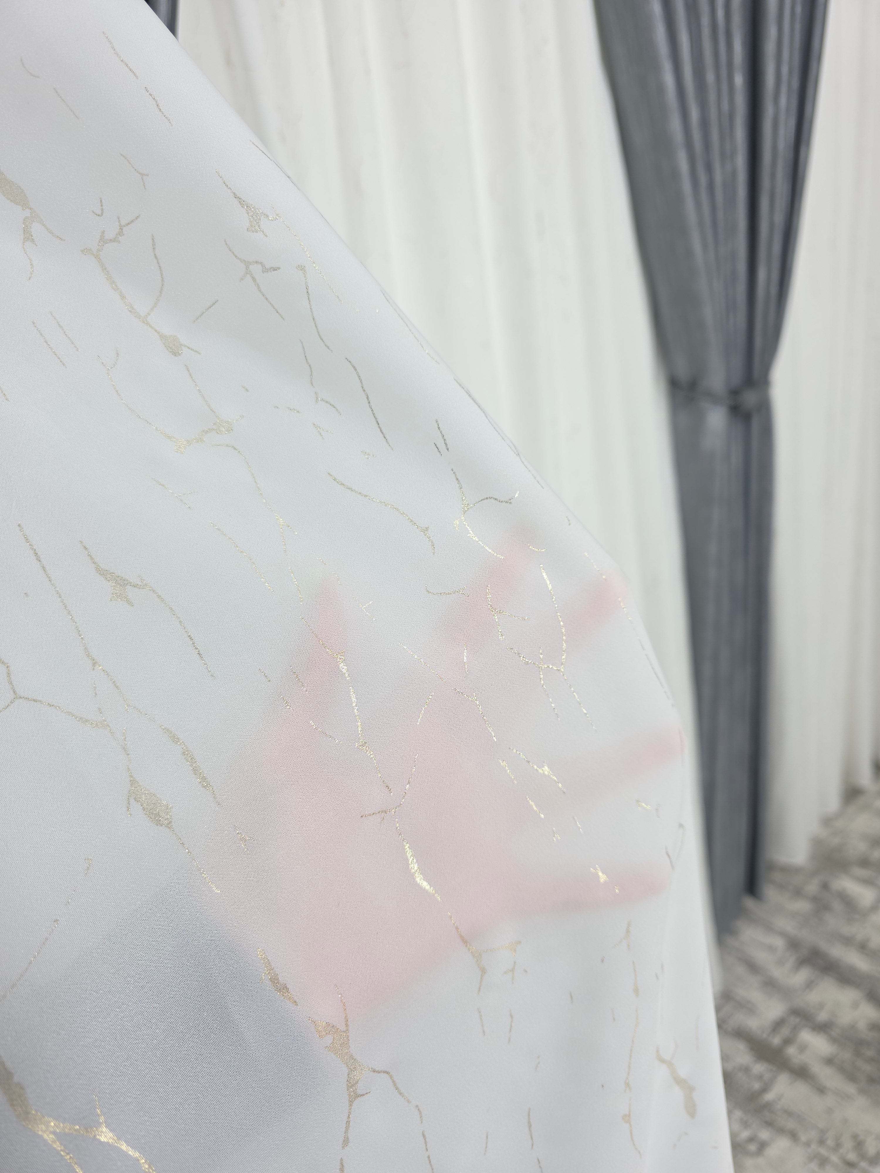 Colectia Valencia: Perdea Alba Din Matase Cu Insertii Aurii Varianta 1 Si Draperie Rolex Catifea Gri Cu Sclipici Auriu