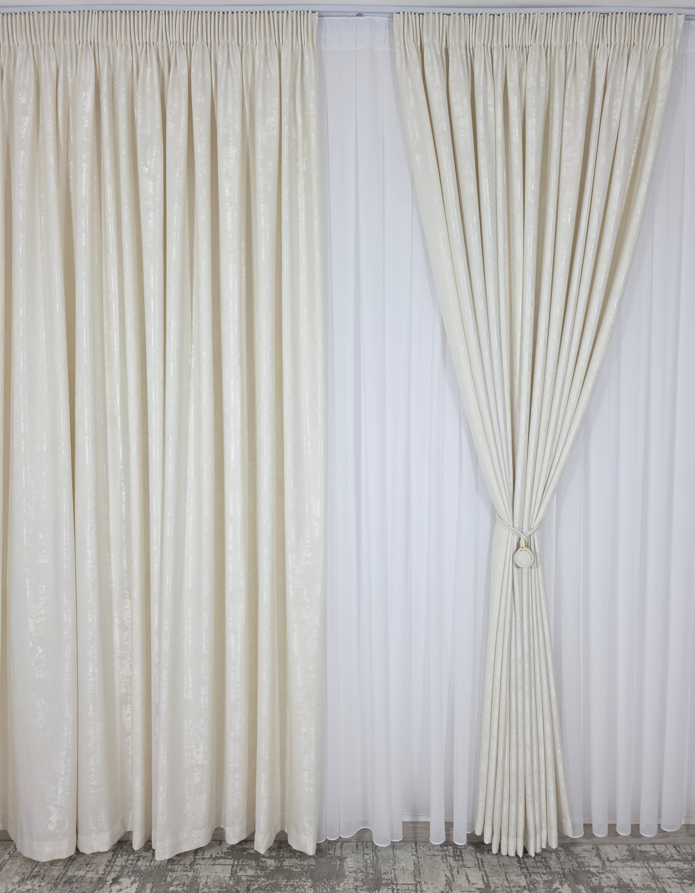Colectia Decorativa: Perdea Alba Simpla si Draperie Tip Vopsea-Ivoire