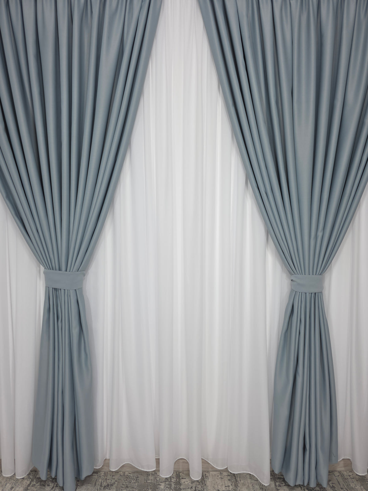 Colectia Blackout Varianta 302 Perdea Alba Voal Premium Jorjet si Draperie Gri Deschis Blackout 70-90% pentru Living si Dormitor in Nuante Alb, Gri si Crem