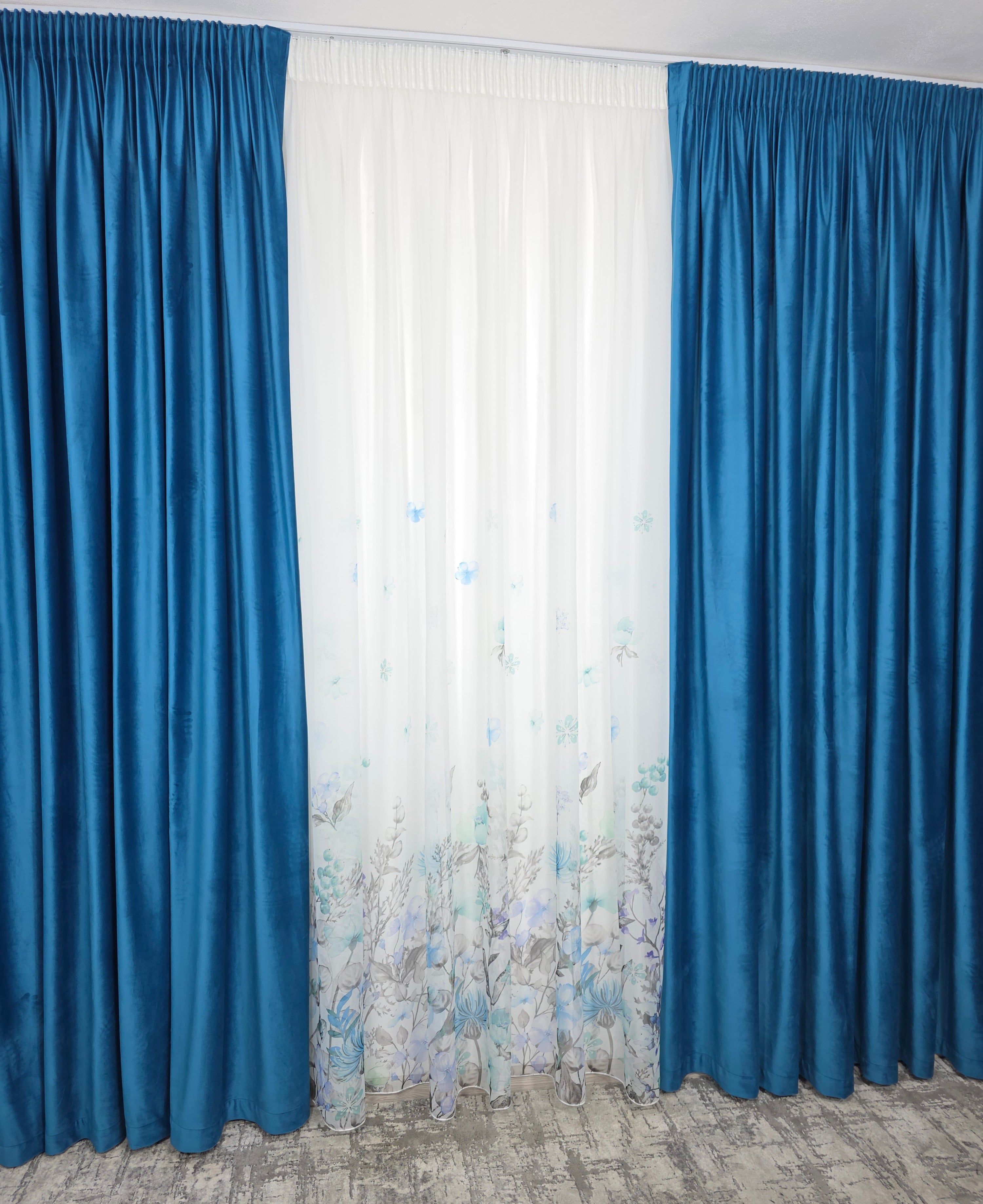 Set Laguna de Safir: Perdea Din Voal Cu Model Floral Si Draperie Catifea Turcoaz Azur