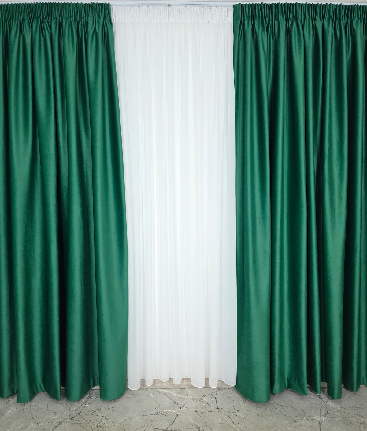 Set Premium 100% Blackout Ideal pentru Cei Care Isi Doresc Intimitate Totala si Blocarea Luminii - Perdea Matase Alba si Draperie Catifea Verde Smarald 100% Blackout - Confectionat pe Comanda