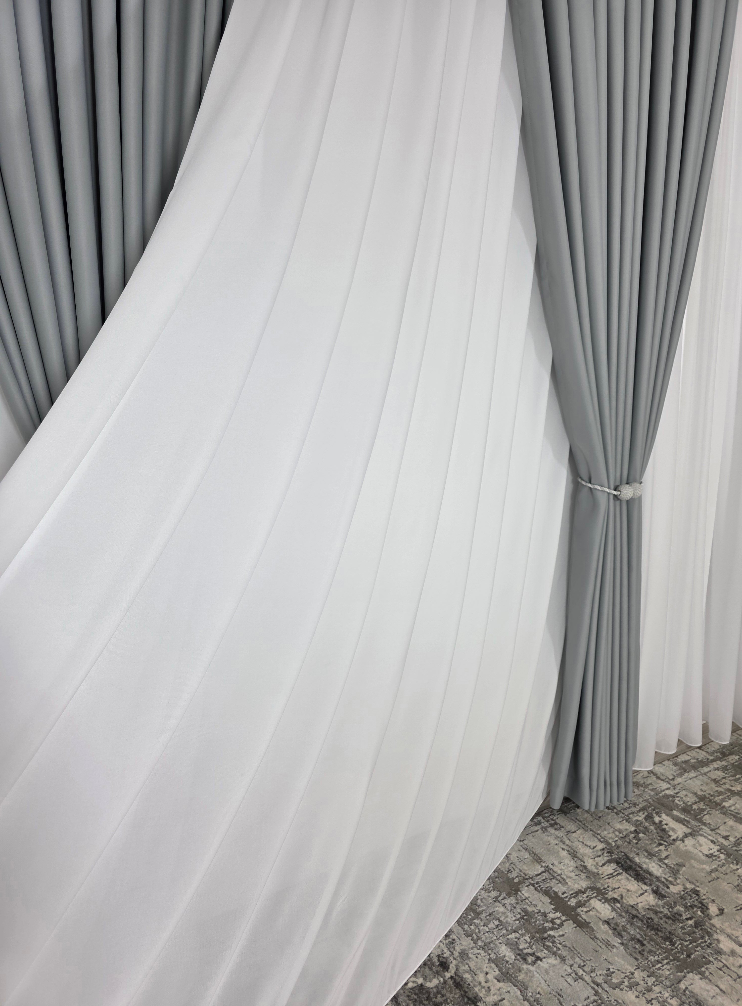 Colectia Blackout: Perdea Matase Alba Si Draperie Gri Cenusiu Blackout 80%