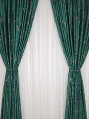 Colectia Amazon Varianta Verde Smarald – Perdea nesifonabila din matase alb imaculat si Draperie din catifea verde smarald cu insertii aurii – Set elegant pentru living si dormitor in nuante alb, crem, verde si auriu, confectionat pe comanda