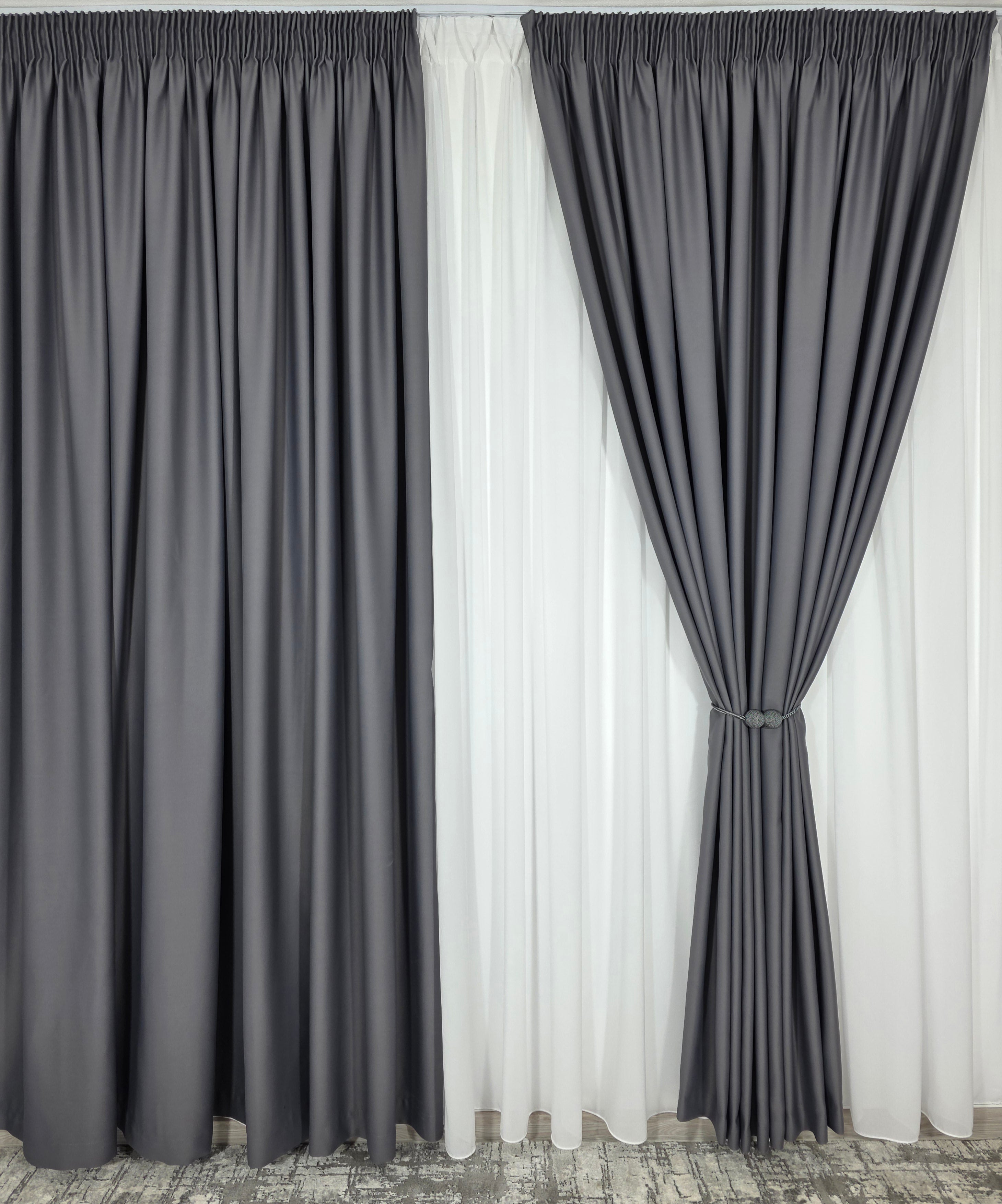 Colectia Blackout: Perdea Matase Alba Si Draperie Gri Inchis Blackout 98%