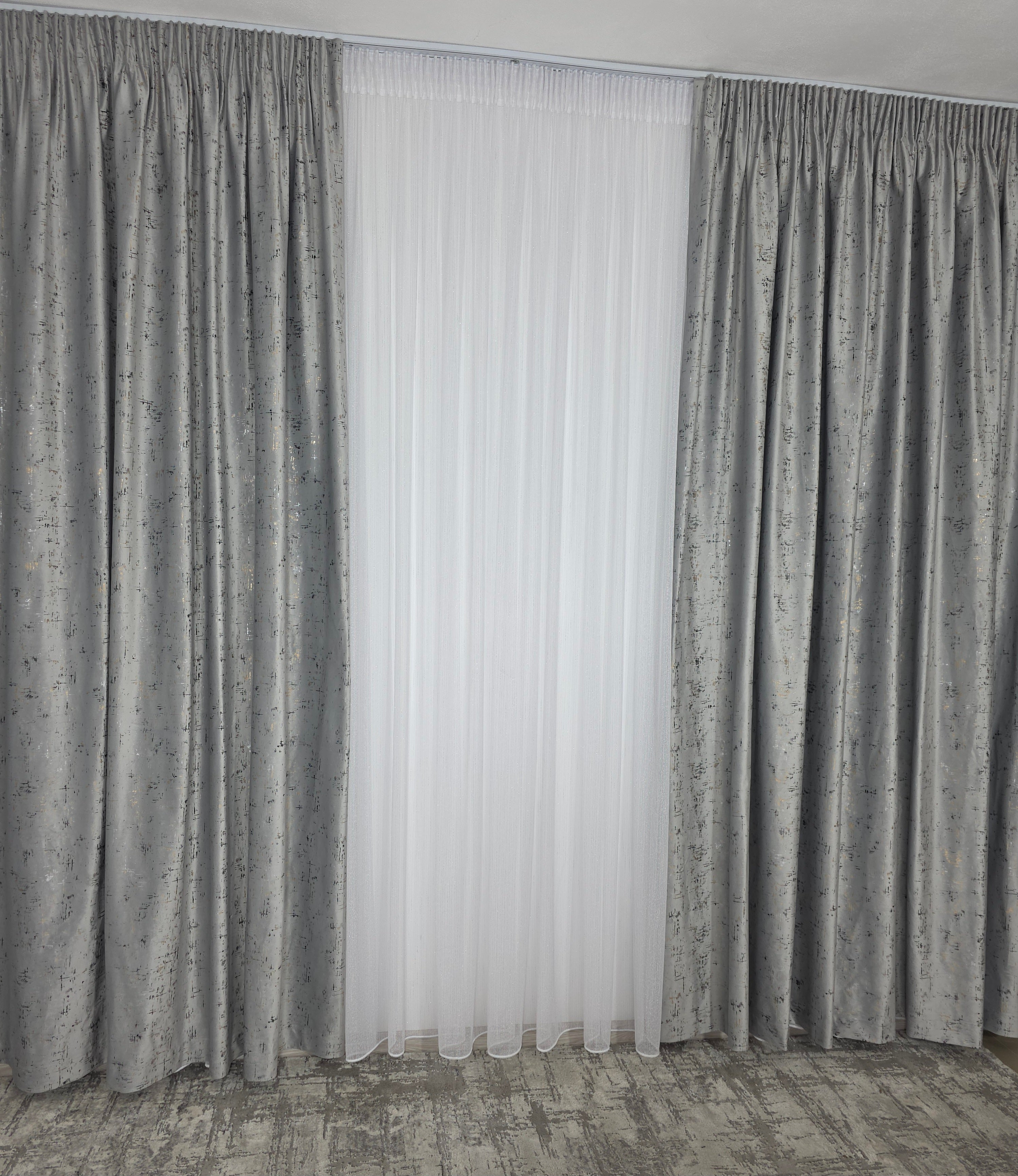 Colectia Pandantiv: Perdea Alba Din Borangic Cu Sidef Argintiu Si Draperie Catifea Gri Deschis Cu Insertii