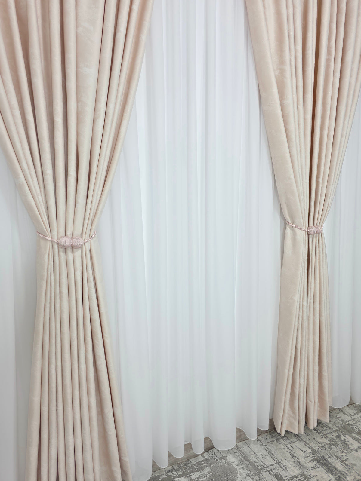 Colectia Santorini: Perdea alba cu sclipici și Draperie Catifea piersicuta tip vopsea pensulata cu insertii aurii