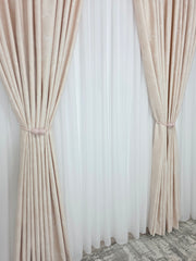 Colectia Santorini: Perdea alba cu sclipici și Draperie Catifea piersicuta tip vopsea pensulata cu insertii aurii