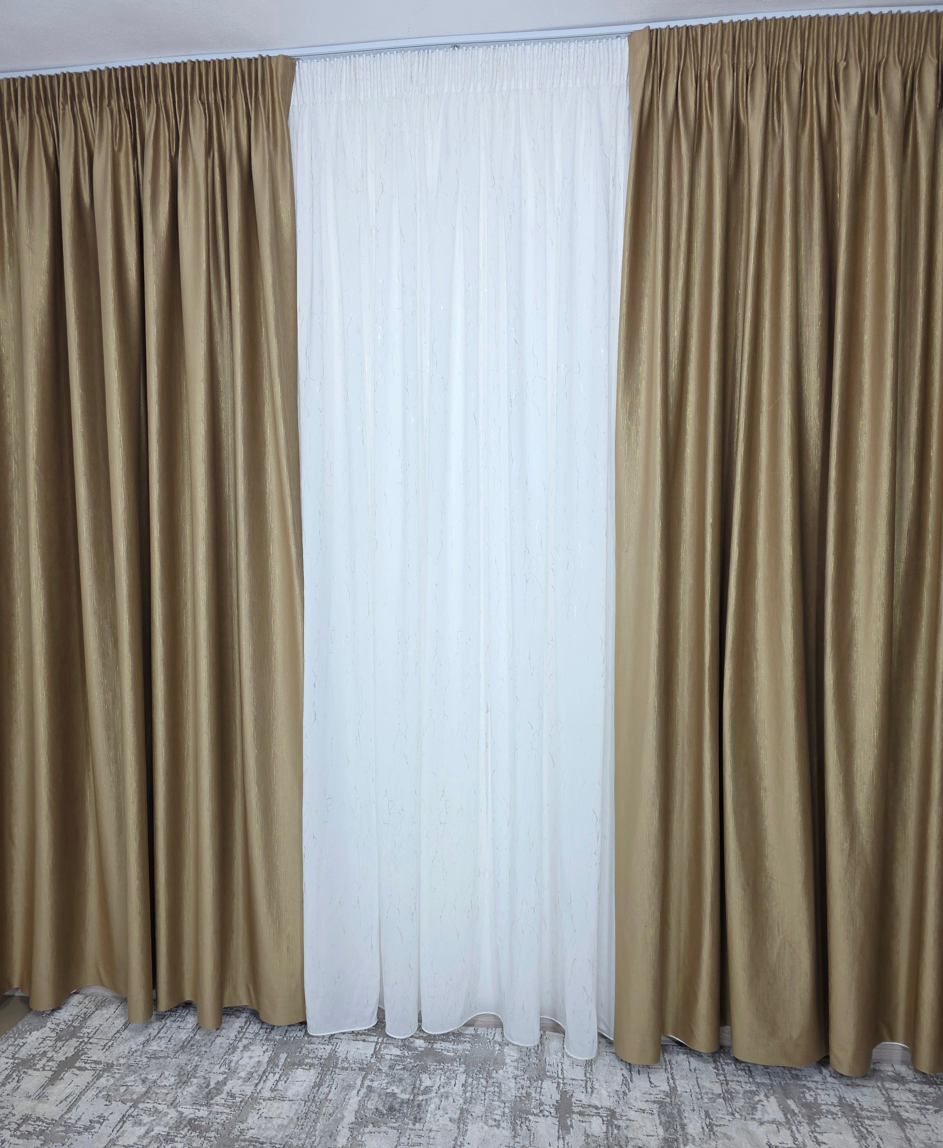 Colectia Valencia: Perdea Alba Din Matase Cu Insertii Aurii Varianta 1 Si Draperie Rolex Catifea Capucino Cu Sclipici Auriu