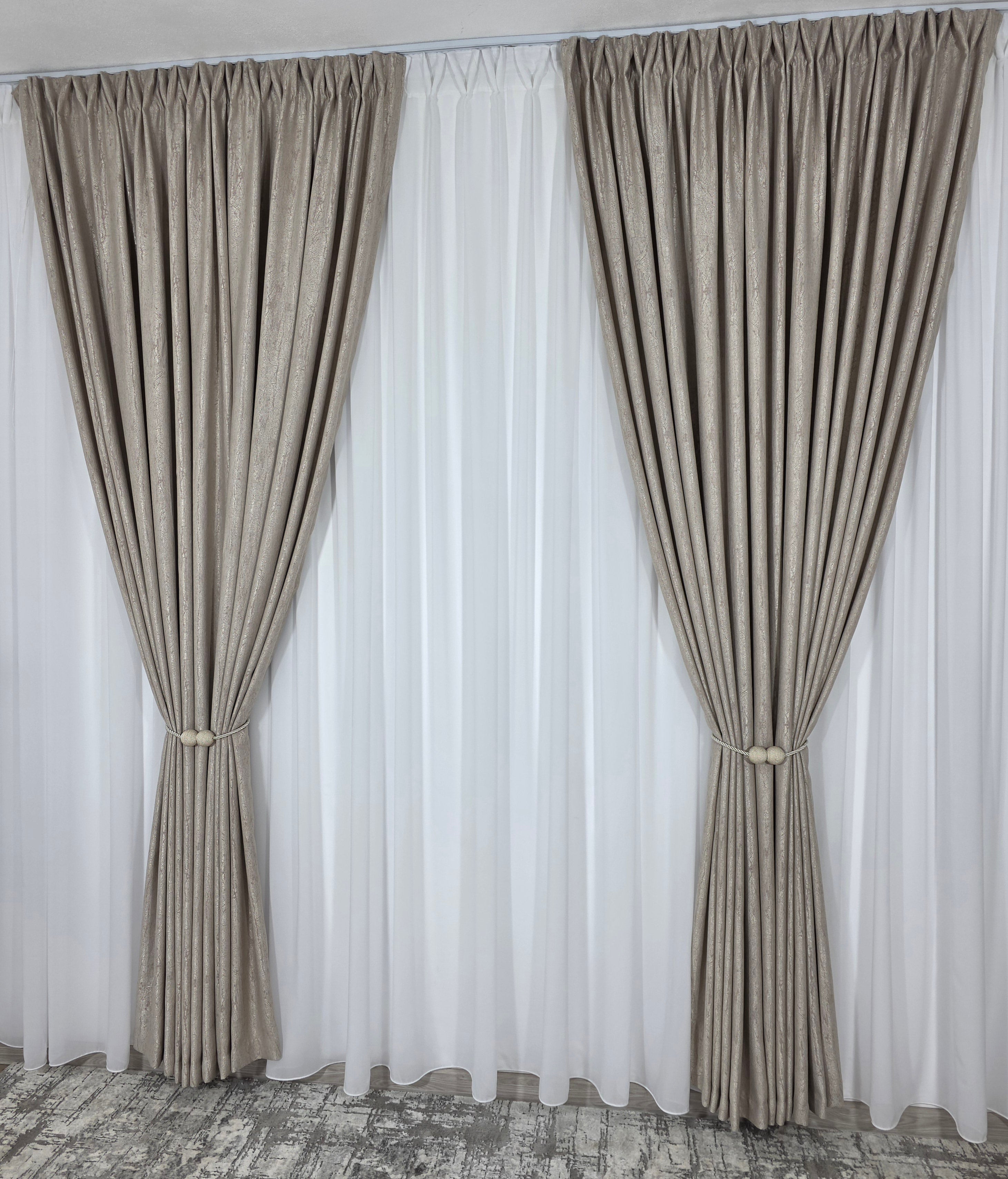 Colectia Lucy: perdea alba simpla voal si draperie bej cu model de vopsea decorativa
