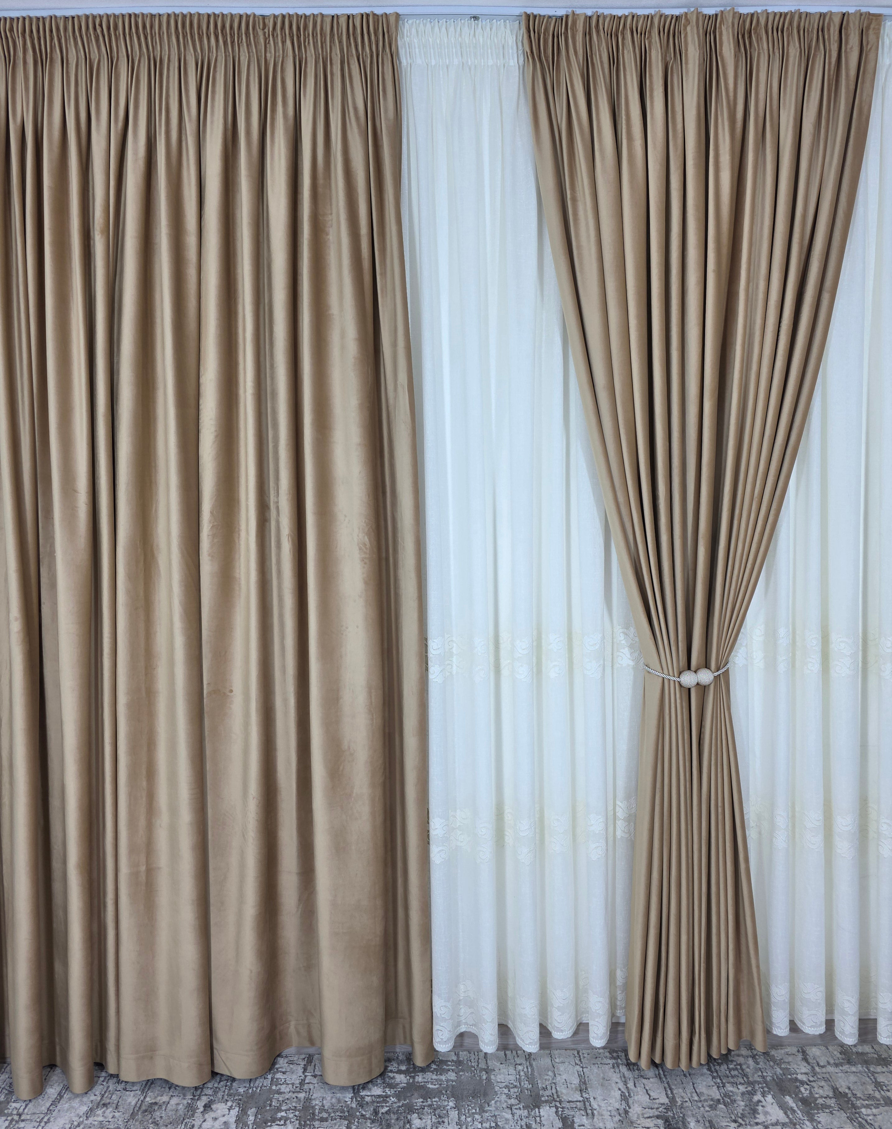 Set Liora: perdea crem din in gros cu broderie si draperie catifea miere