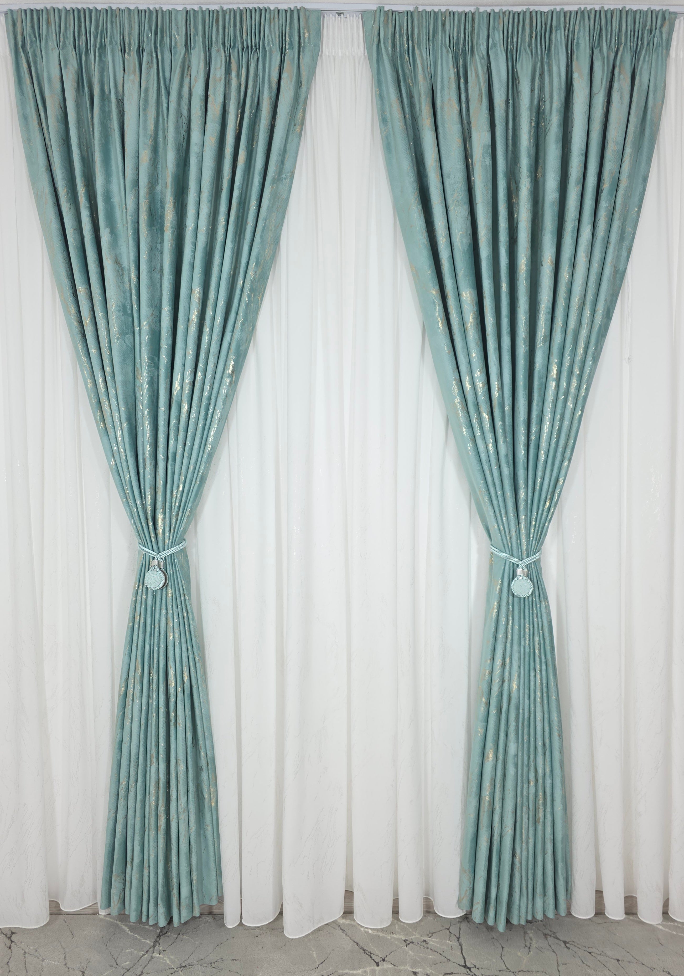 Colectia Venetia: perdea din matase cu insertii aurii varianta 3 si draperie din catifea cu insertii aurii - Verde Menta