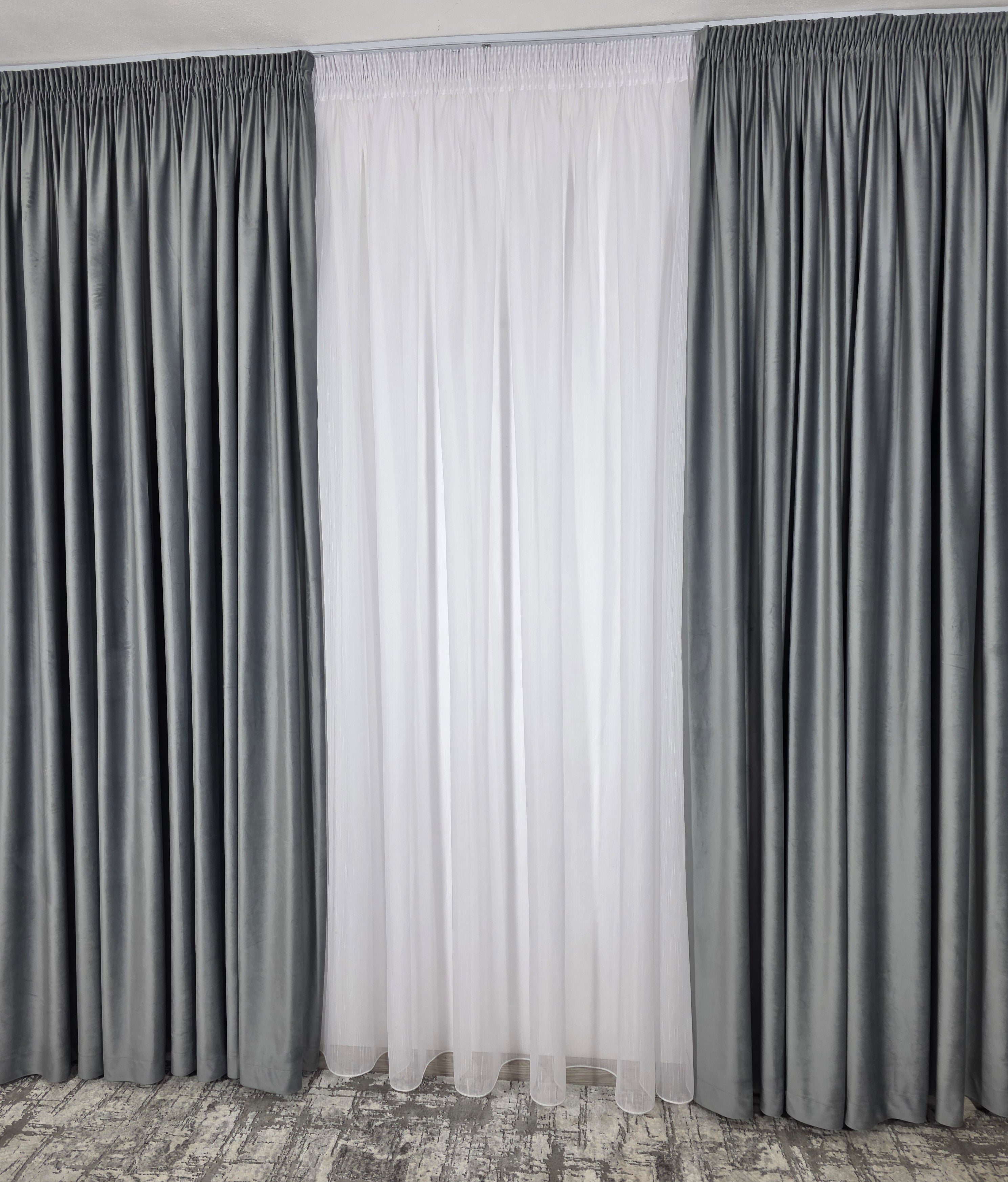 Set Lara: perdea alba sable si draperie catifea gri deschis