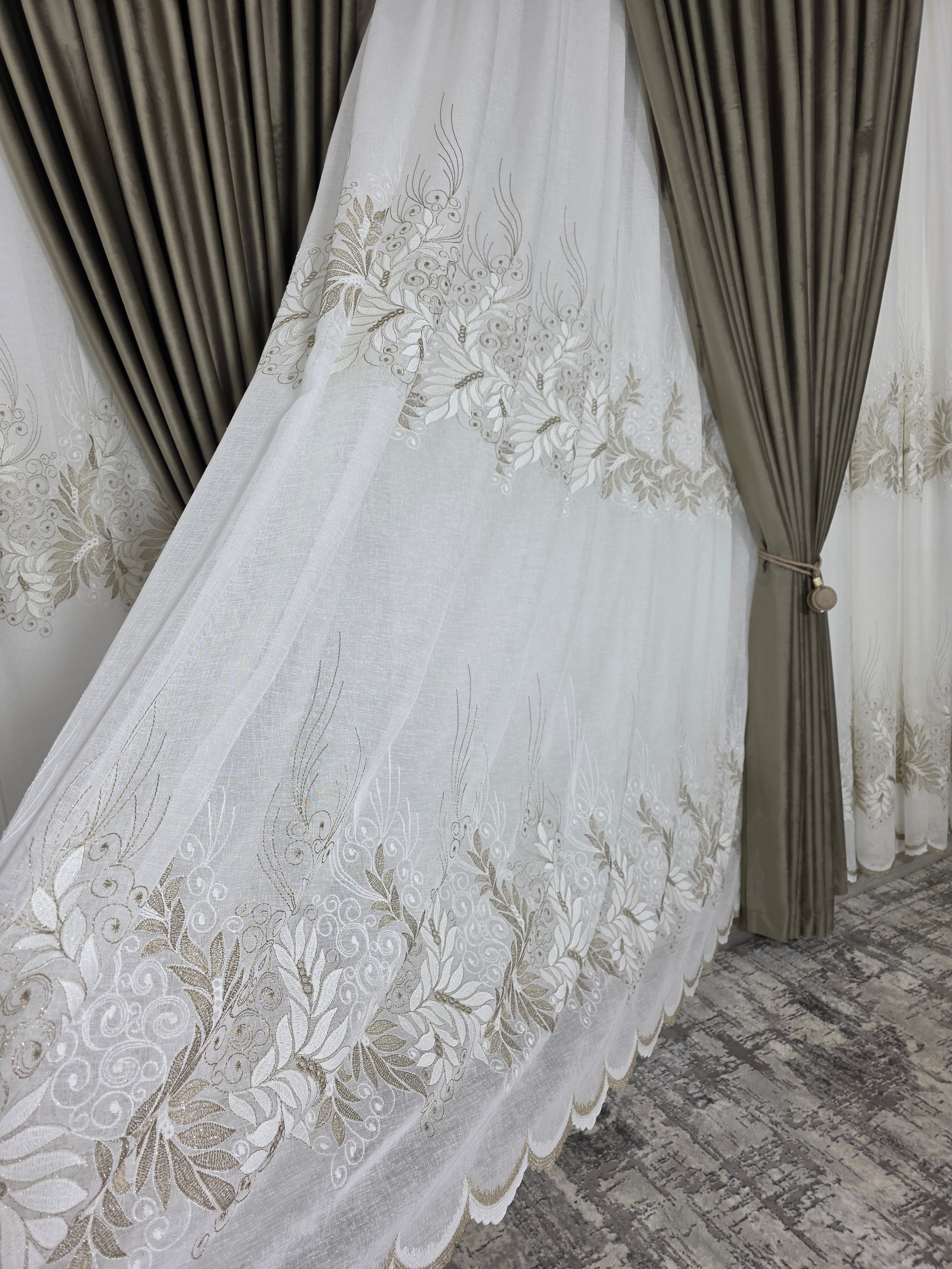 Set Amelia: perdea ivoire din in gros cu broderie bej si draperie din catifea bej inchis