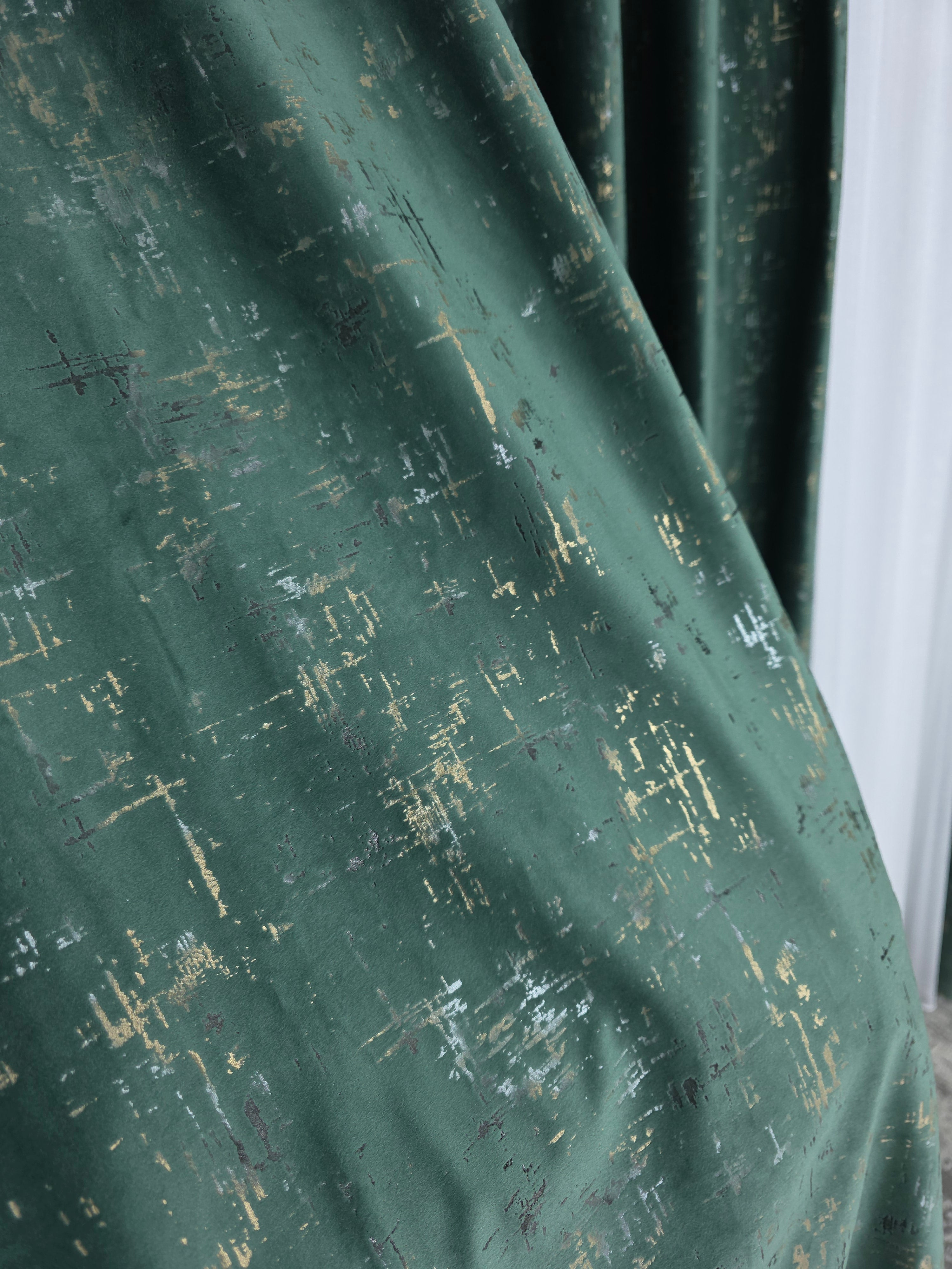 Colectia Royal: Perdea Alba Din Matase Cu Insertii Aurii Varianta 2 Si Draperie Catifea Verde Smarald Cu Insertii