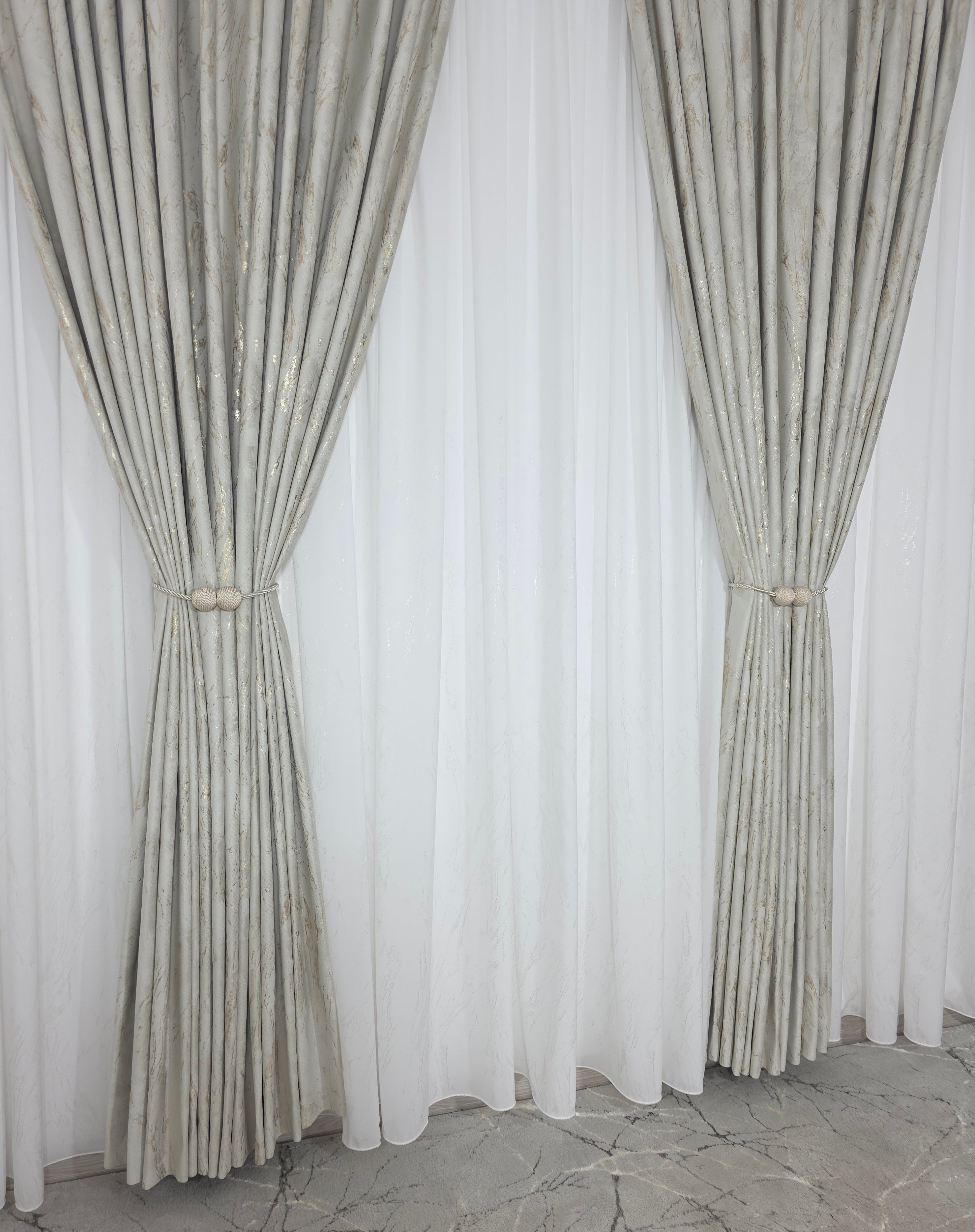 Colectia Venetia: perdea din matase cu insertii aurii varianta 3 si draperie din catifea cu insertii aurii - Ivoire