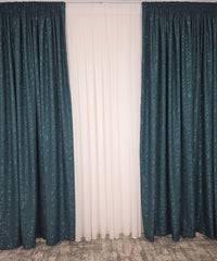 Draperie Los Angeles Verde Turcoaz – Texturata cu Aspect de Vopsea Decorativa – Ideala pentru Livinguri Moderne cu Canapele Crem, Mobilier Deschis si Accente Turcoaz – Confectionata pe Comanda