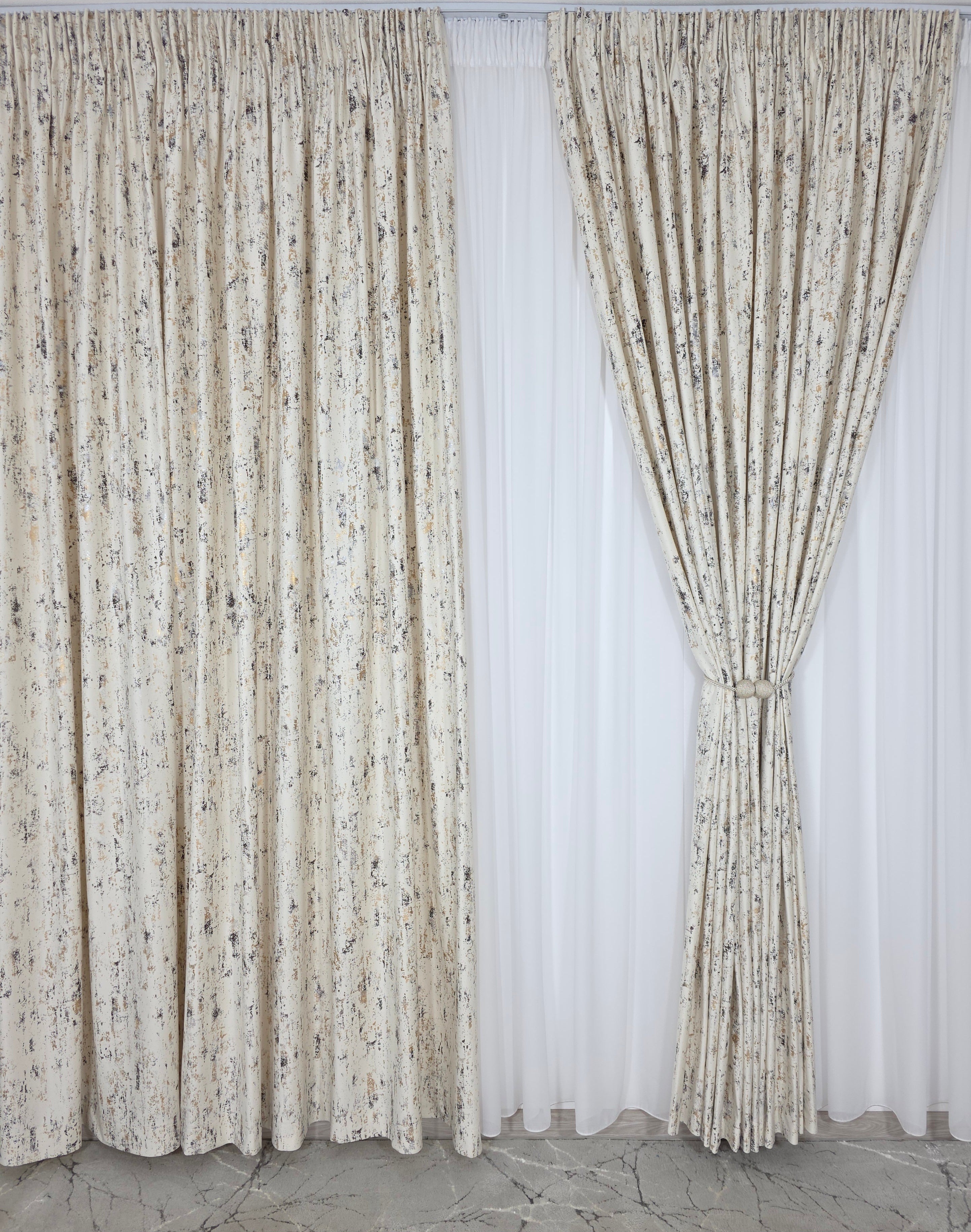 Colectia Elegance: Perdea Voal Premium Si Draperie Catifea Bej Cu Insertii model Golden