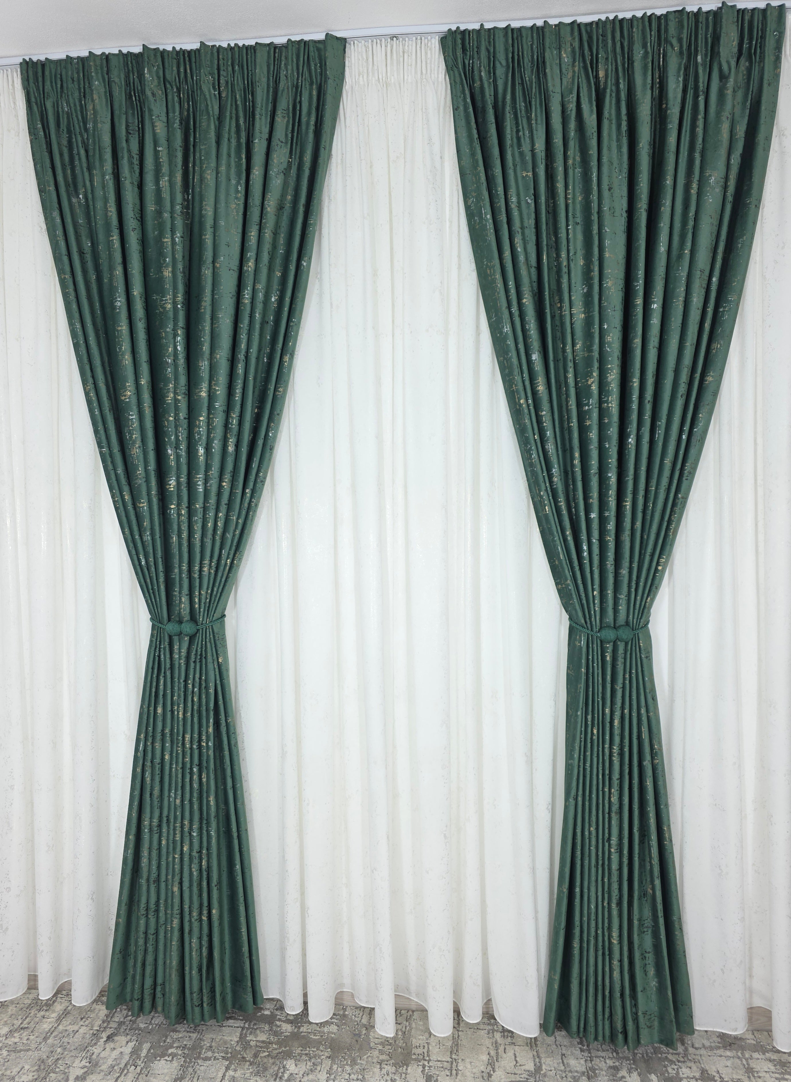 Colectia Royal: Perdea Alba Din Matase Cu Insertii Aurii Varianta 2 Si Draperie Catifea Verde Smarald Cu Insertii
