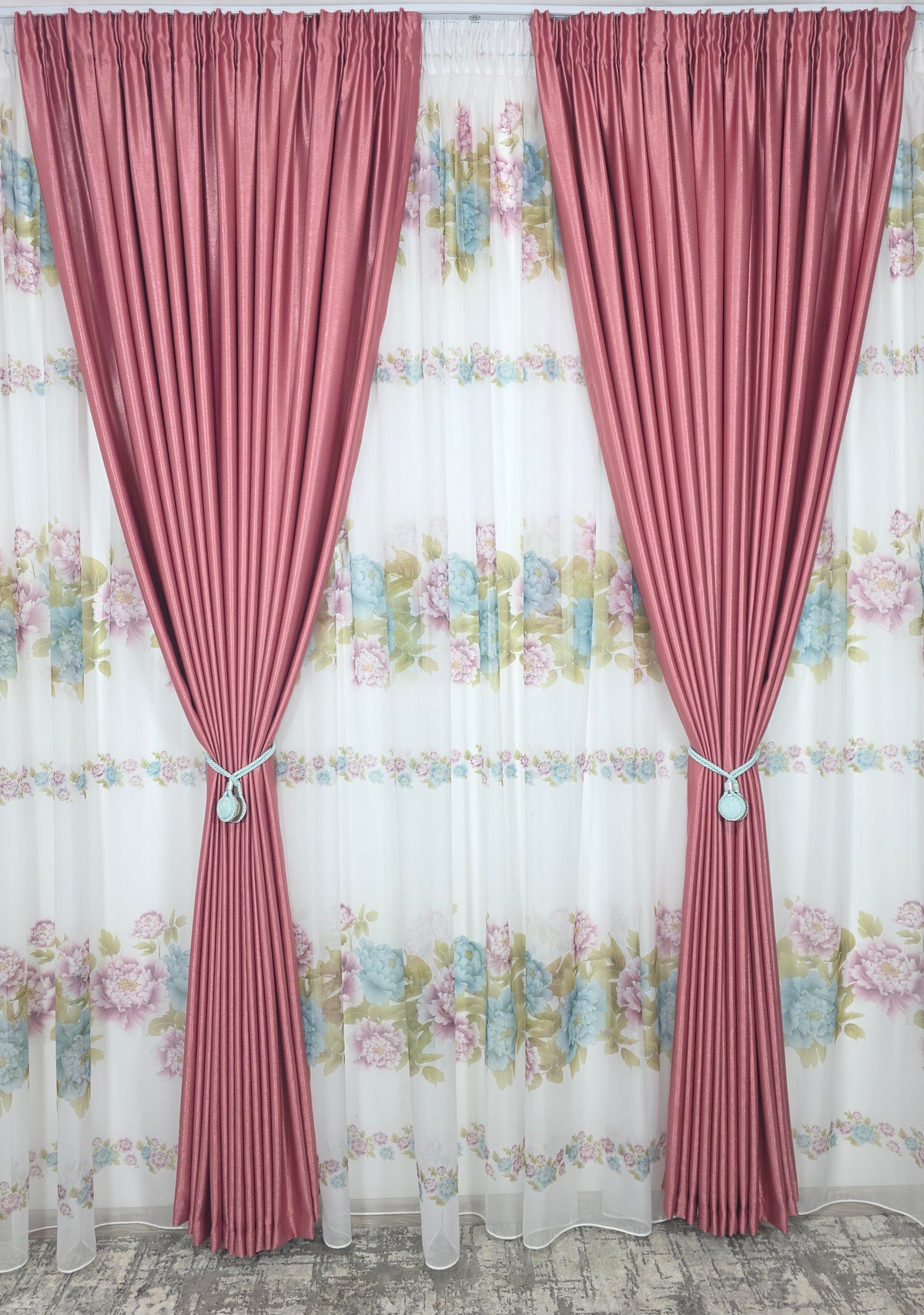 Set Jardin: Perdea Din Voal Cu Model Floral Si Draperie Soft Roz Semi-Opaca