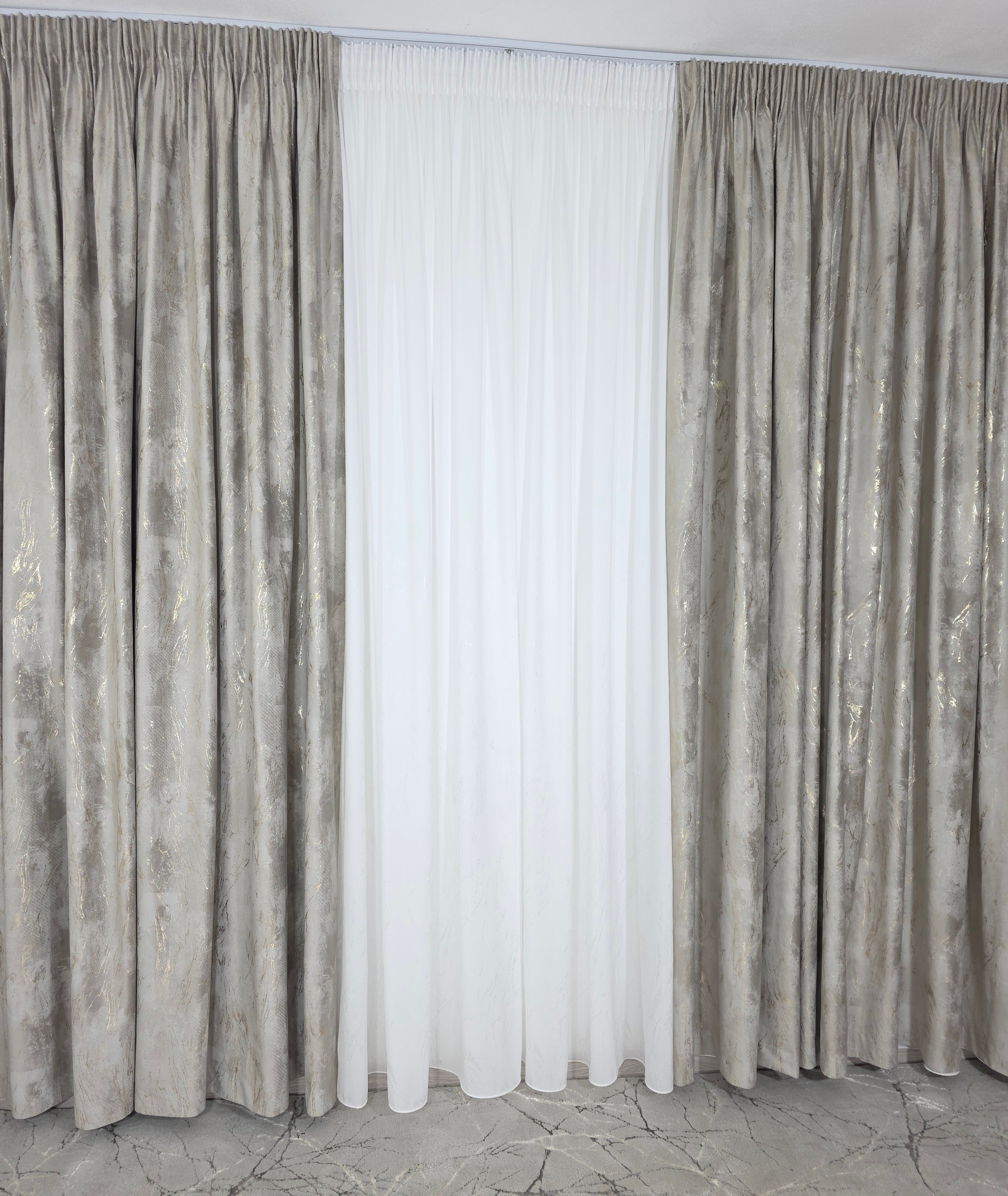 Colectia Venetia: perdea din matase cu insertii aurii varianta 3 si draperie din catifea cu insertii aurii - Grej