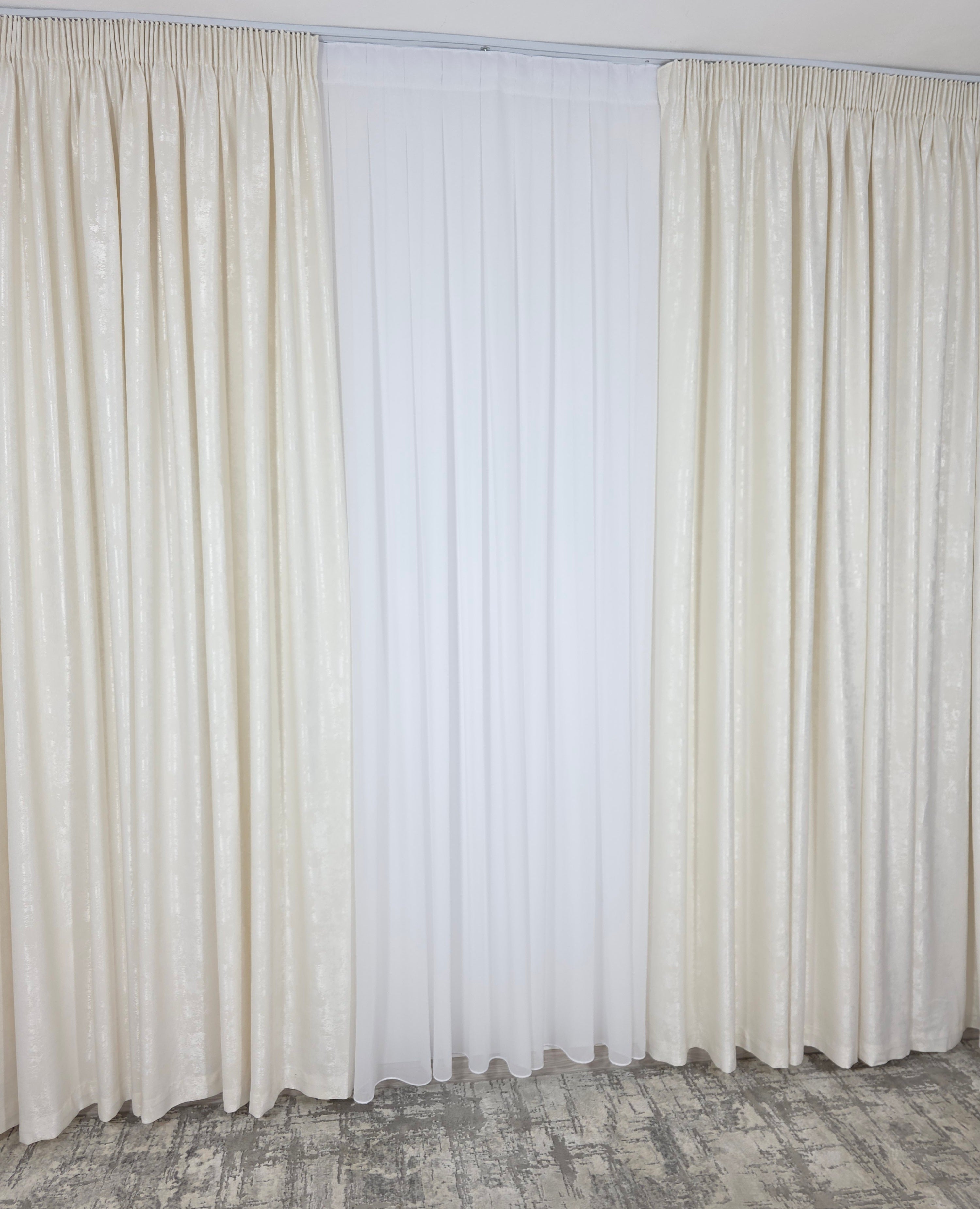 Colectia Decorativa: Perdea Alba Simpla si Draperie Tip Vopsea-Ivoire