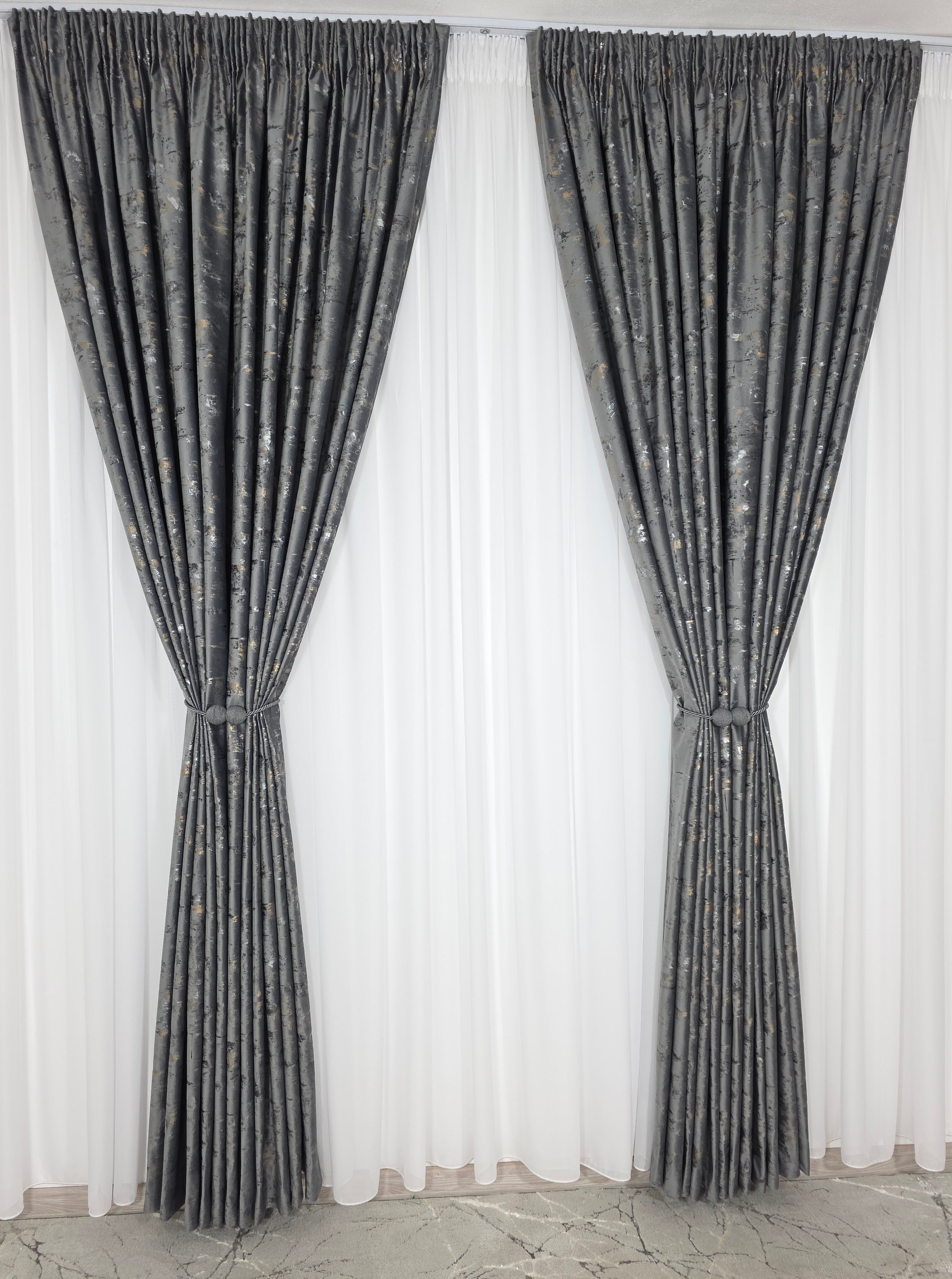 Colectia Elegance: Perdea Voal Premium Si Draperie Catifea Gri Inchis Cu Insertii model Golden
