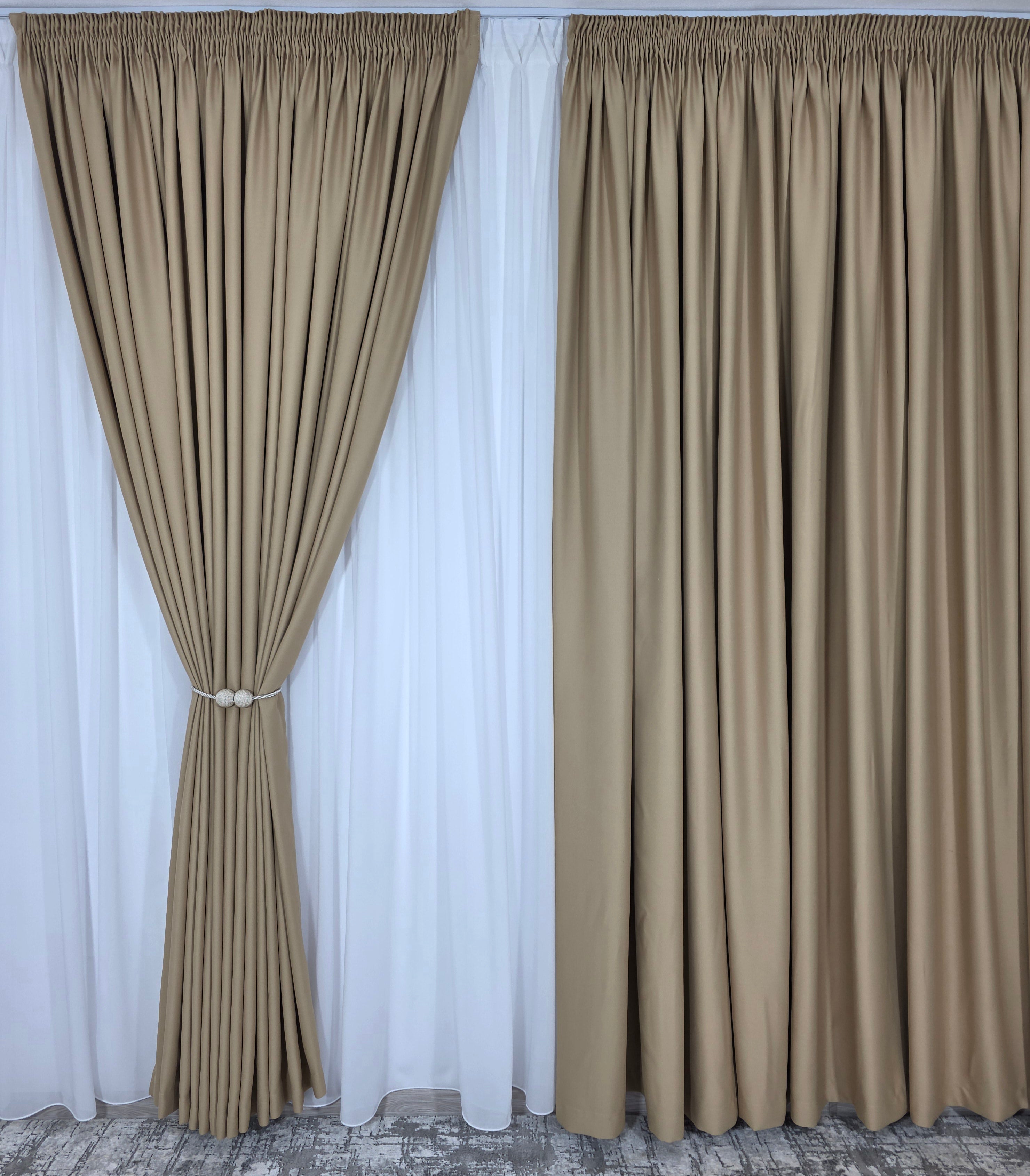 Colectia Blackout: Perdea Matase Alba Si Draperie Capucino Blackout 80%